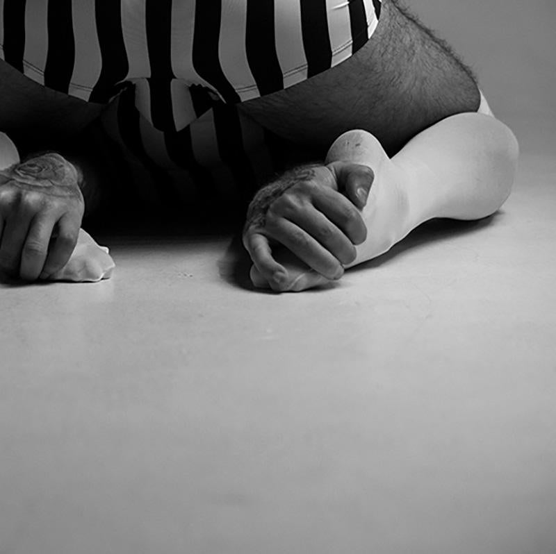 Sin título. De la serie Cuero y Piel - Figurative Photograph Gris de Ricky Cohete