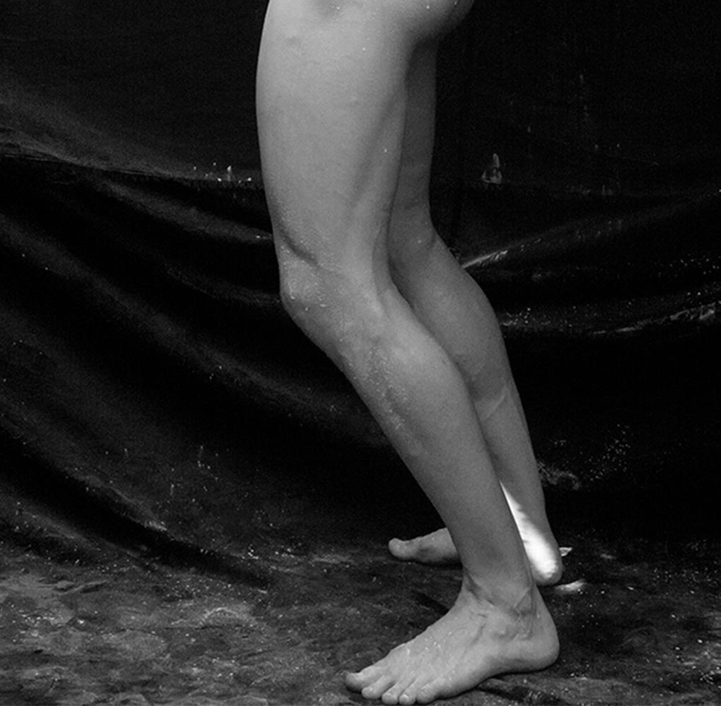 Ohne Titel, aus der Serie Acto Uno. Männlicher Akt Limitierte Auflage S/W-Fotografie (Schwarz), Nude Photograph, von Ricky Cohete