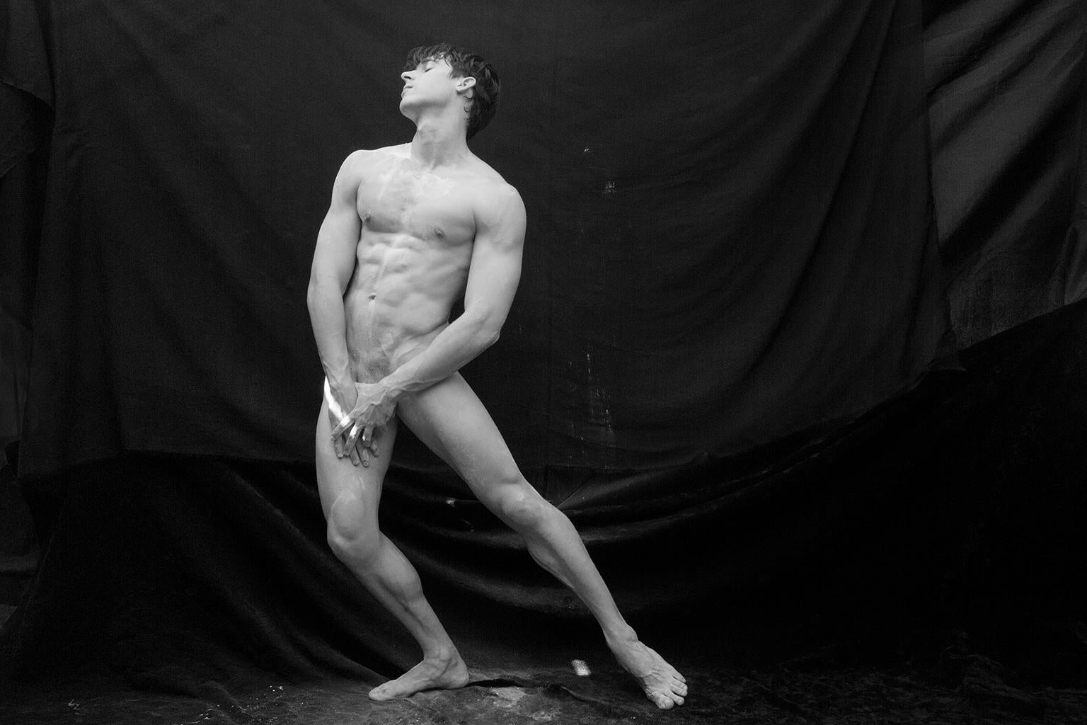 Black and White Photograph Ricky Cohete - Sans titre, de la série Acto Uno. Nu masculin Photographie N&B en édition limitée