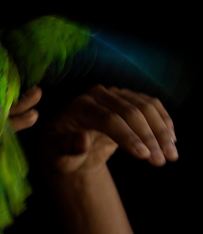 Verde, Desnudo. Fotografía en color de edición limitada - Figurative Photograph Negro de Ricky Cohete