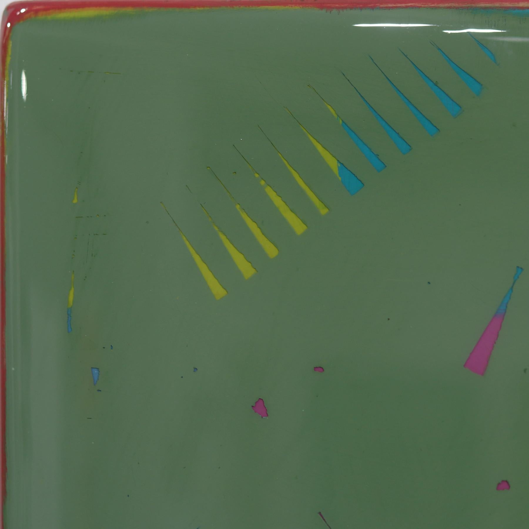 L'arte murale minimalista a tecnica mista di Ricky Hunt è influenzata dal suo passato tumultuoso che ha portato a un cambiamento di paradigma nella creatività e nella vita. An He ricopre il pannello di legno con strati di vernice acrilica,