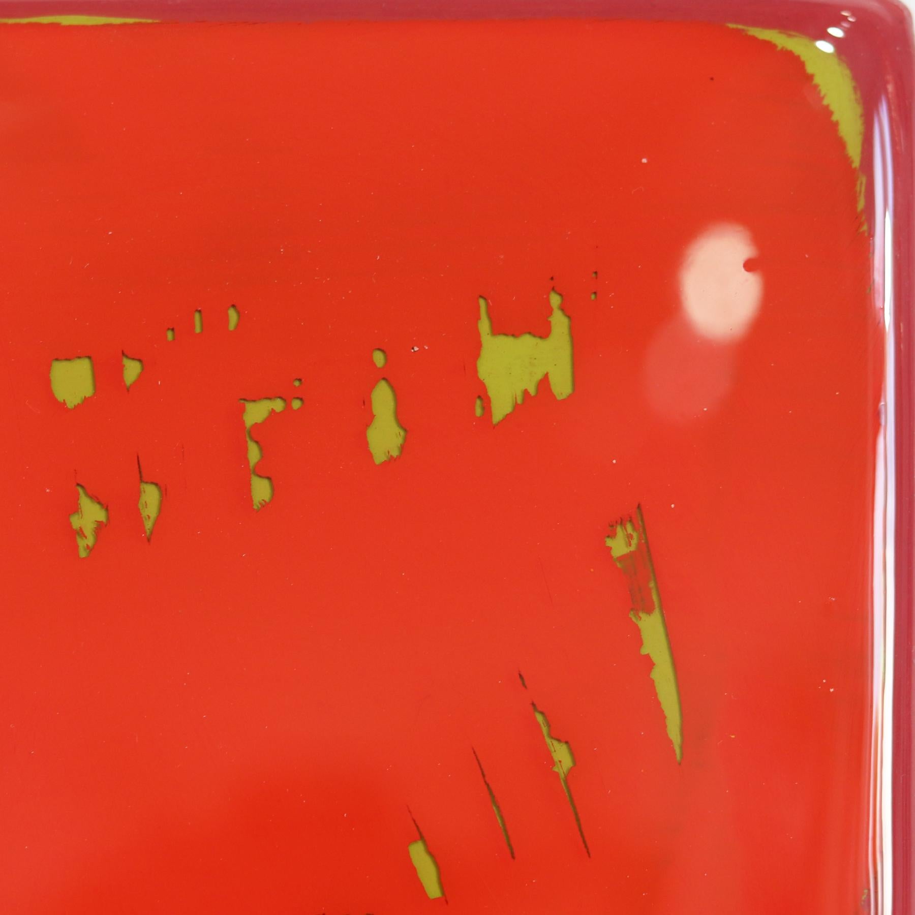 L'arte murale minimalista a tecnica mista di Ricky Hunt è influenzata dal suo passato tumultuoso che ha portato a un cambiamento di paradigma nella creatività e nella vita. An He ricopre il pannello di legno con strati di vernice acrilica,