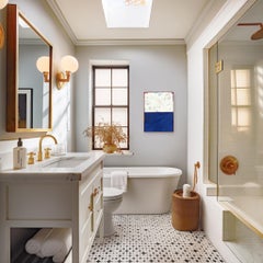 Double Vision 74 - Obra de arte moderna minimalista de resina brillante en dos tonos azul y blanco