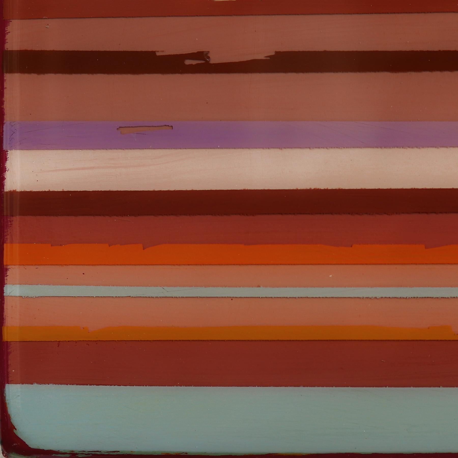 El arte mural minimalista en técnica mixta de Ricky Hunt está influido por su tumultuoso pasado, que le llevó a un cambio de paradigma en la creatividad y en la vida. Cubre el panel de madera con capas de pintura acrílica, retirando algunas capas en