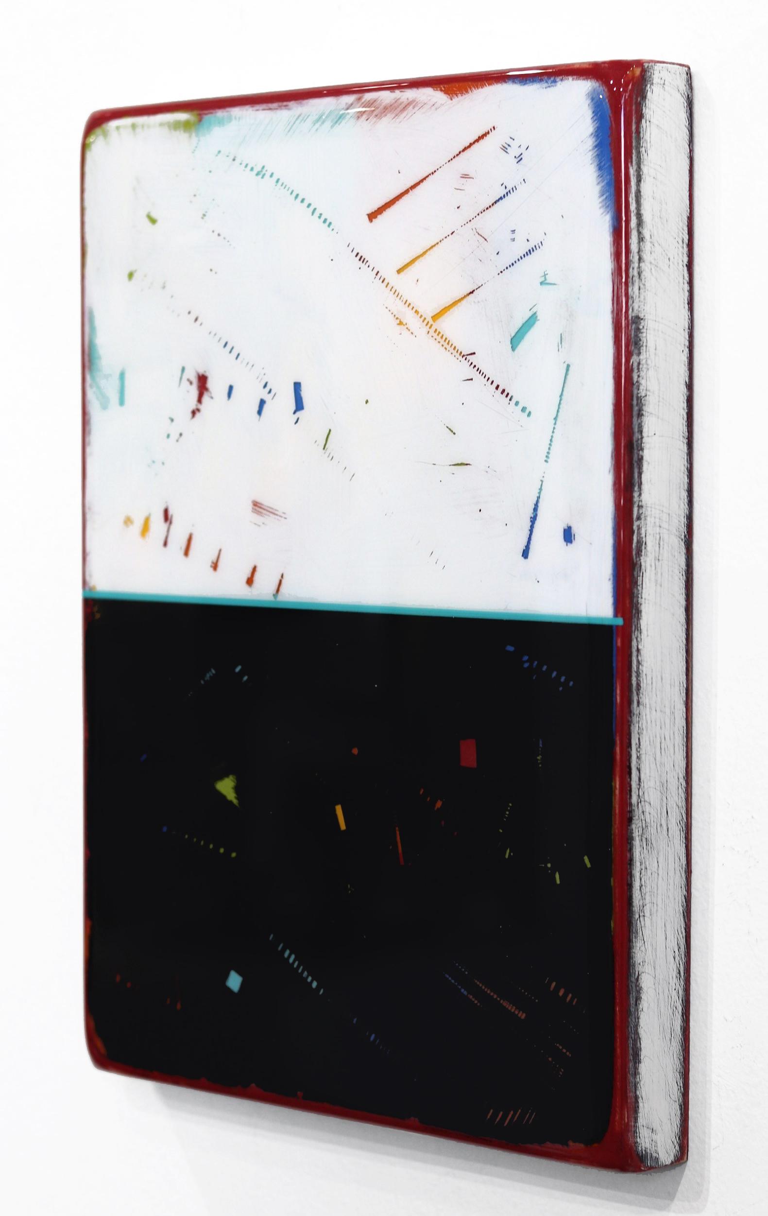 Ricky Hunts minimalistische Mixed-Media-Wandkunst ist von seiner turbulenten Vergangenheit beeinflusst, die zu einem Paradigmenwechsel in Sachen Kreativität und Leben führte. Er überzieht die Holzplatte mit Schichten von Acrylfarbe und entfernt