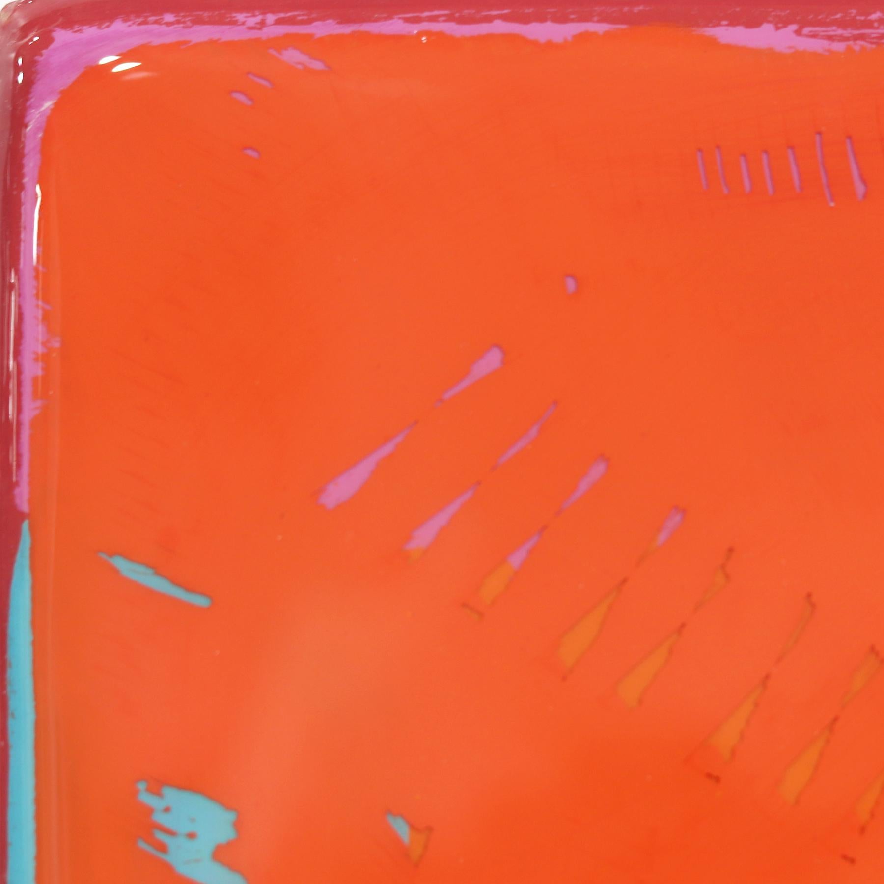 El arte mural minimalista en técnica mixta de Ricky Hunt está influido por su tumultuoso pasado, que le llevó a un cambio de paradigma en la creatividad y en la vida. Cubre el panel de madera con capas de pintura acrílica, retirando algunas capas en