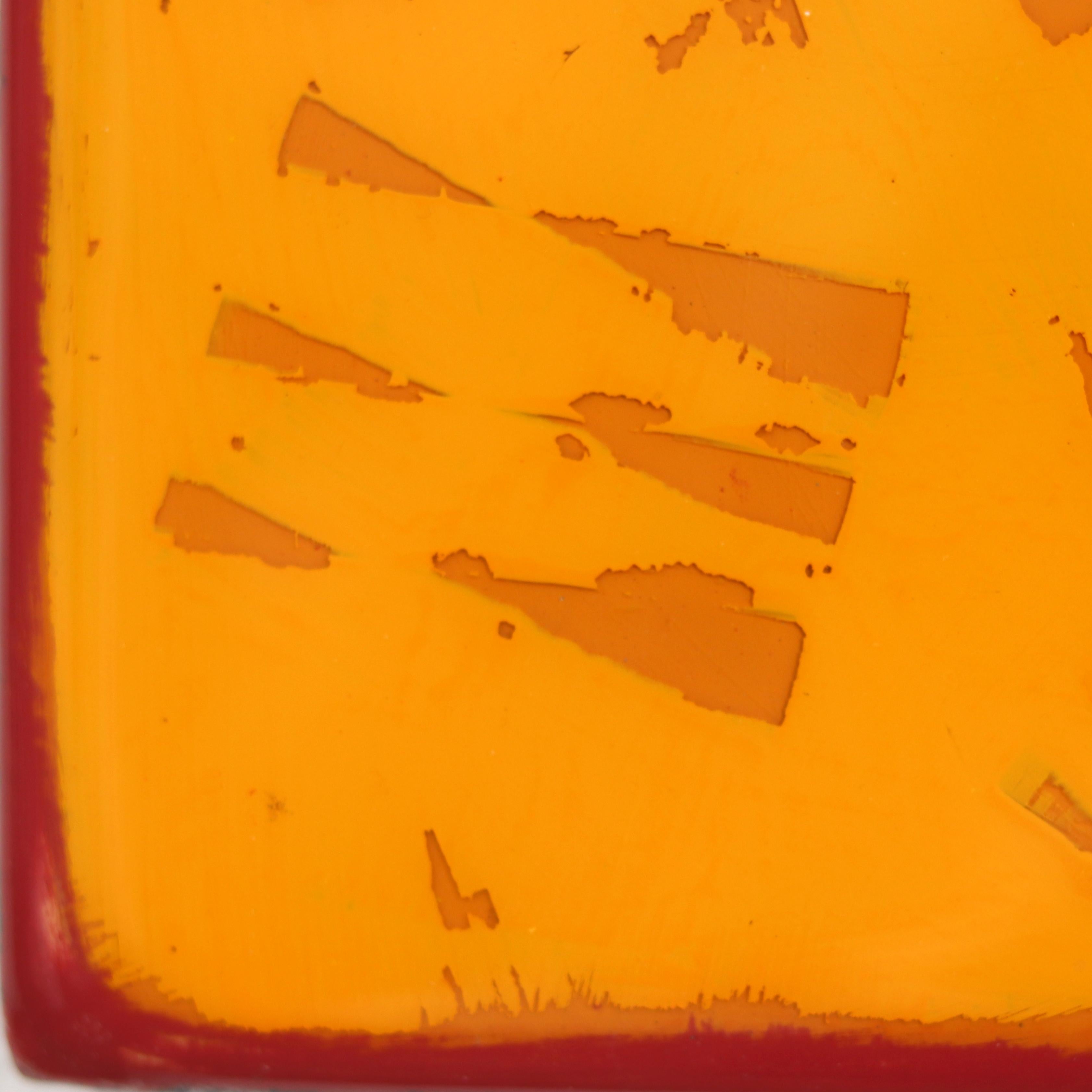 L'arte murale minimalista a tecnica mista di Ricky Hunt è influenzata dal suo passato tumultuoso che ha portato a un cambiamento di paradigma nella creatività e nella vita. An He ricopre il pannello di legno con strati di vernice acrilica,