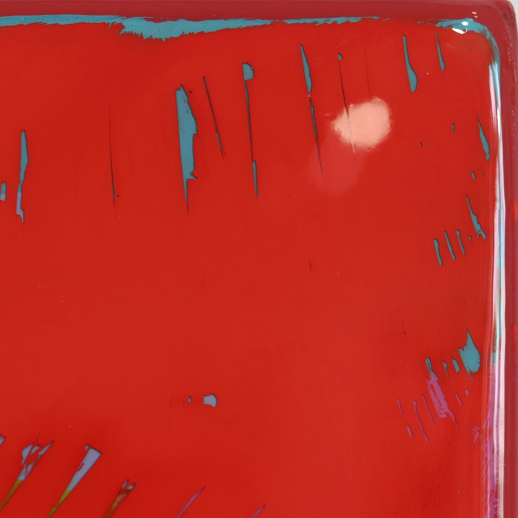 L'arte murale minimalista a tecnica mista di Ricky Hunt è influenzata dal suo passato tumultuoso che ha portato a un cambiamento di paradigma nella creatività e nella vita. An He ricopre il pannello di legno con strati di vernice acrilica,