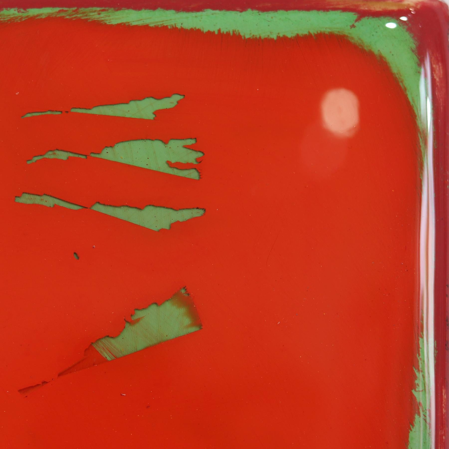 El arte mural minimalista en técnica mixta de Ricky Hunt está influido por su tumultuoso pasado, que le llevó a un cambio de paradigma en la creatividad y en la vida. Cubre el panel de madera con capas de pintura acrílica, retirando algunas capas en