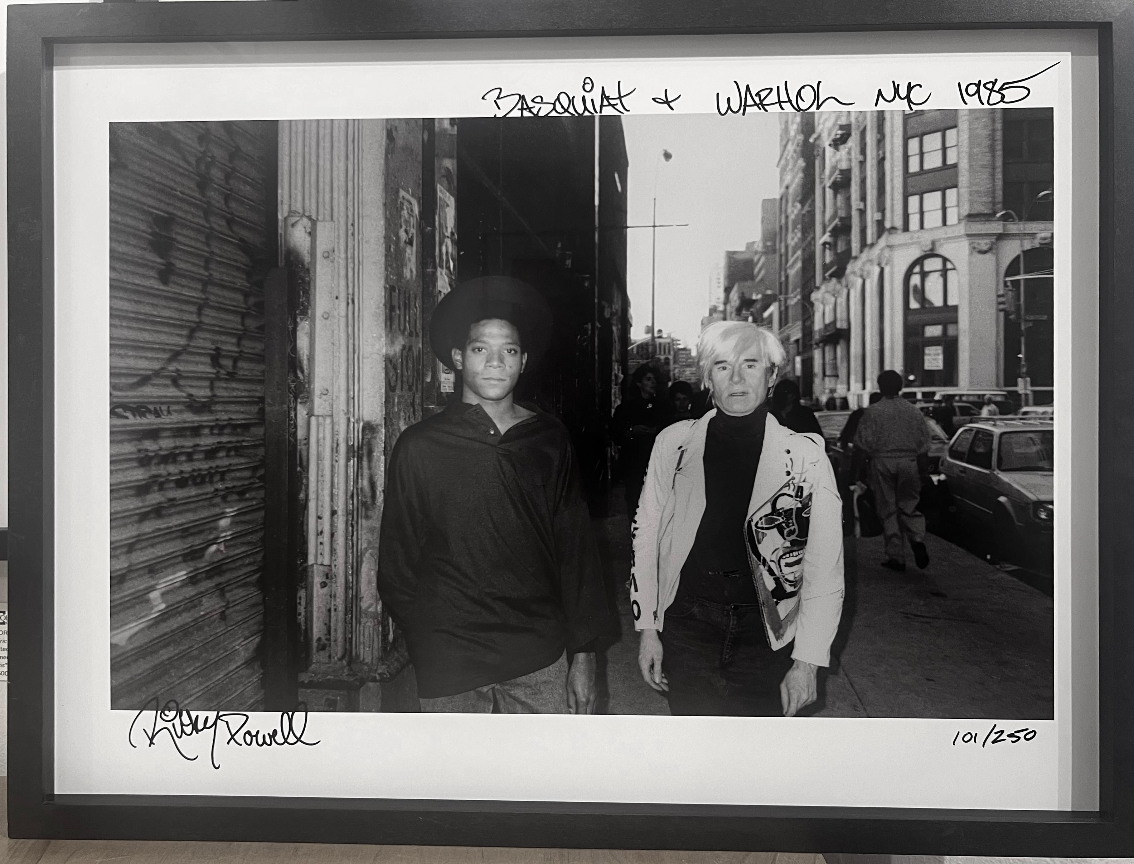 Ricky Powell. Andy Warhol und Jean-Michel Basquiat,  Mercer Street, New York City, 1985. Gerahmt mit Museumsglas. Pigmenttintendruck für Archivzwecke. Auflage von 250 (ausverkaufte Auflage). (Pop-Artist, Street-Art, Graffiti-Künstler).