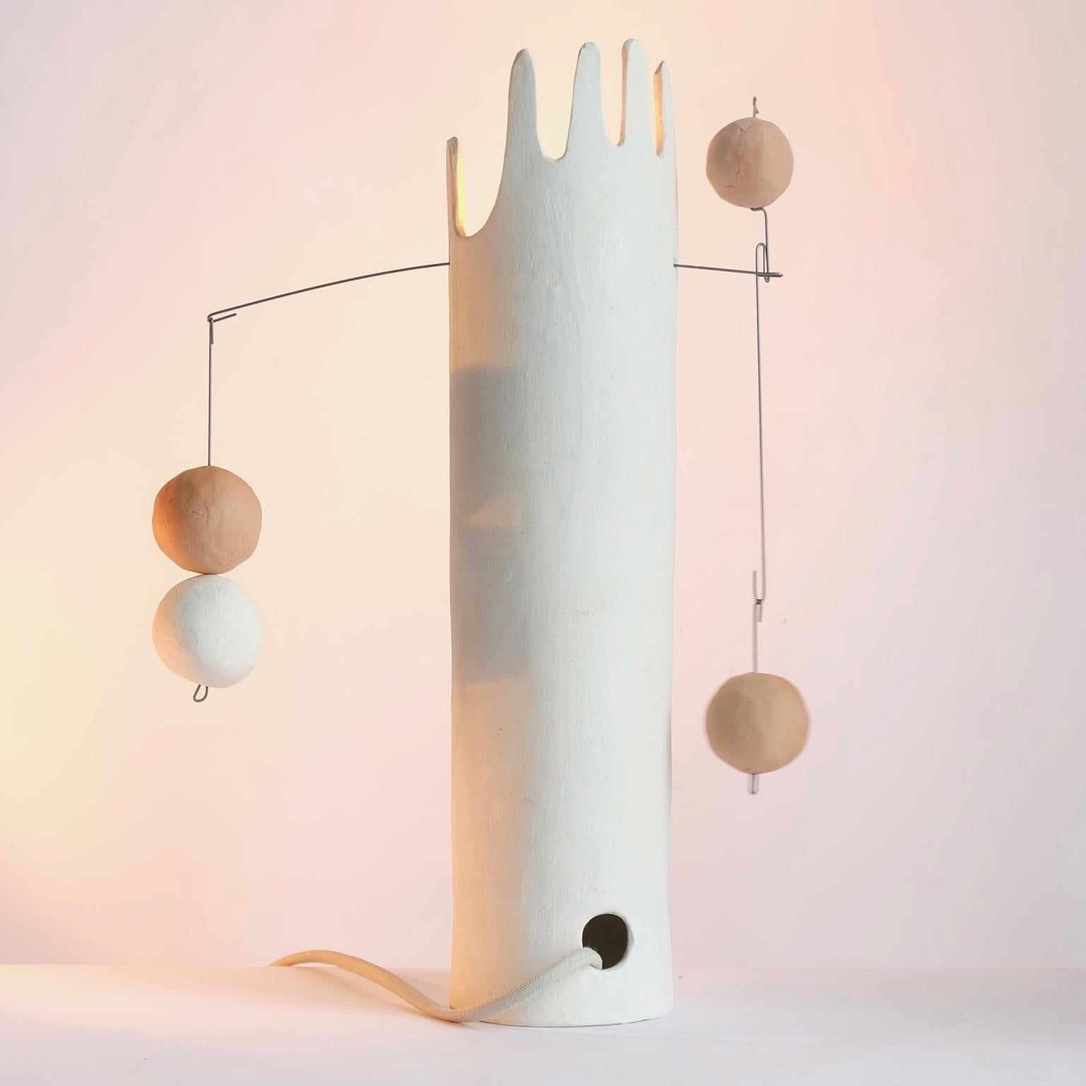 Rico, Contemporary Sculptural Hand-Built Ceramic Table Lamp in Matte White (Moderne) im Angebot