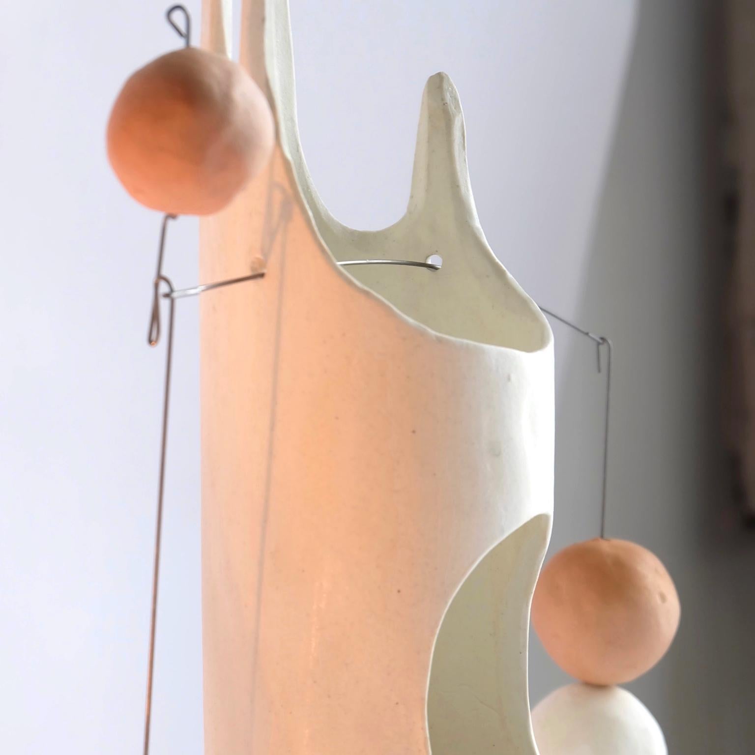 Rico:: lampe de table sculpturale contemporaine en céramique fabriquée à la main en blanc mat en vente 1