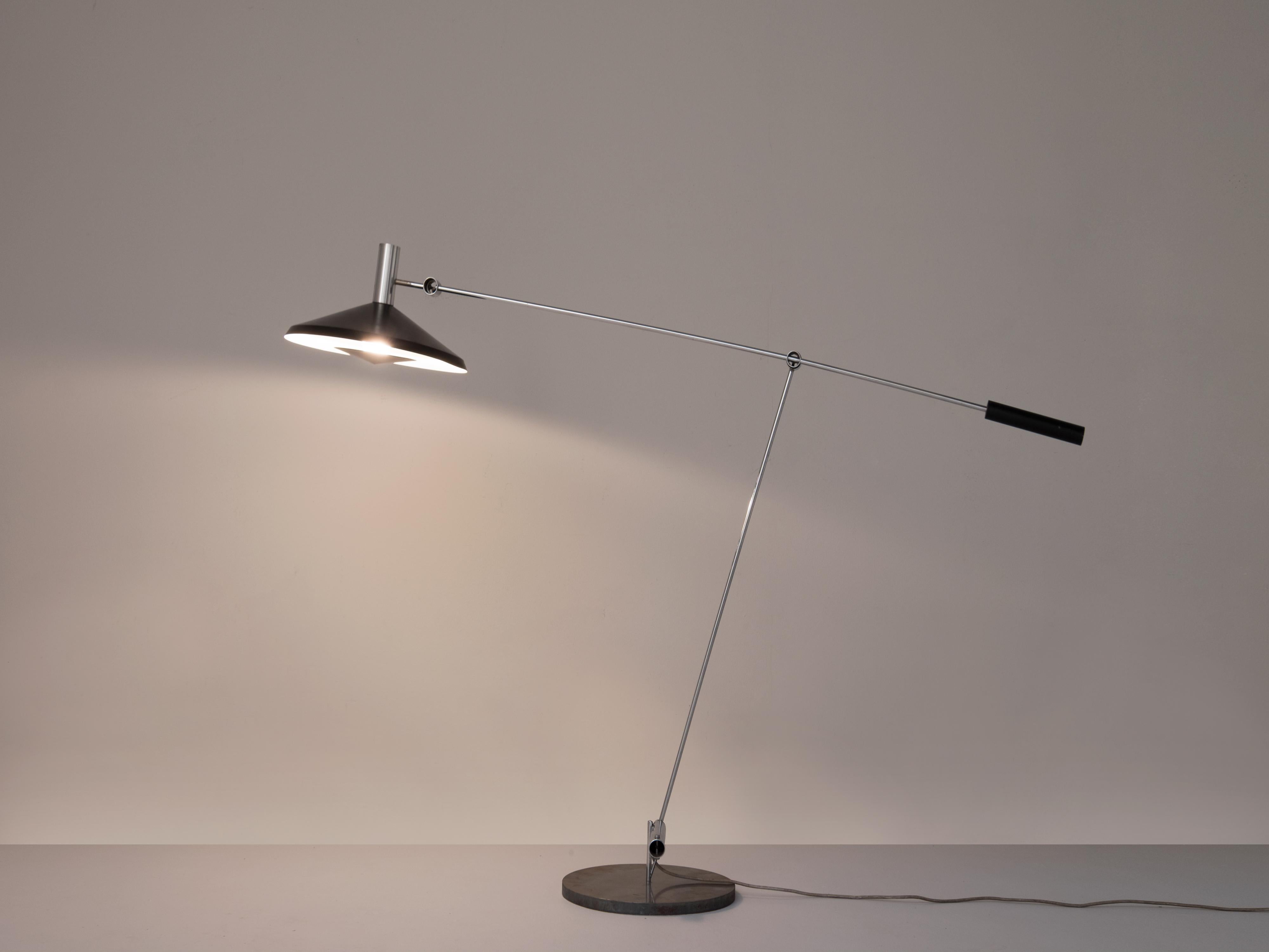 Rico & Rosemarie Baltensweiler, floor lamp model '600', metal, steel, Switzerland, 1950s. 

Refined Modernist floor lamp with counterweight, designed by the Swiss duo Rico & Rosemarie Baltensweiler. The floor lamp is manufactured in different