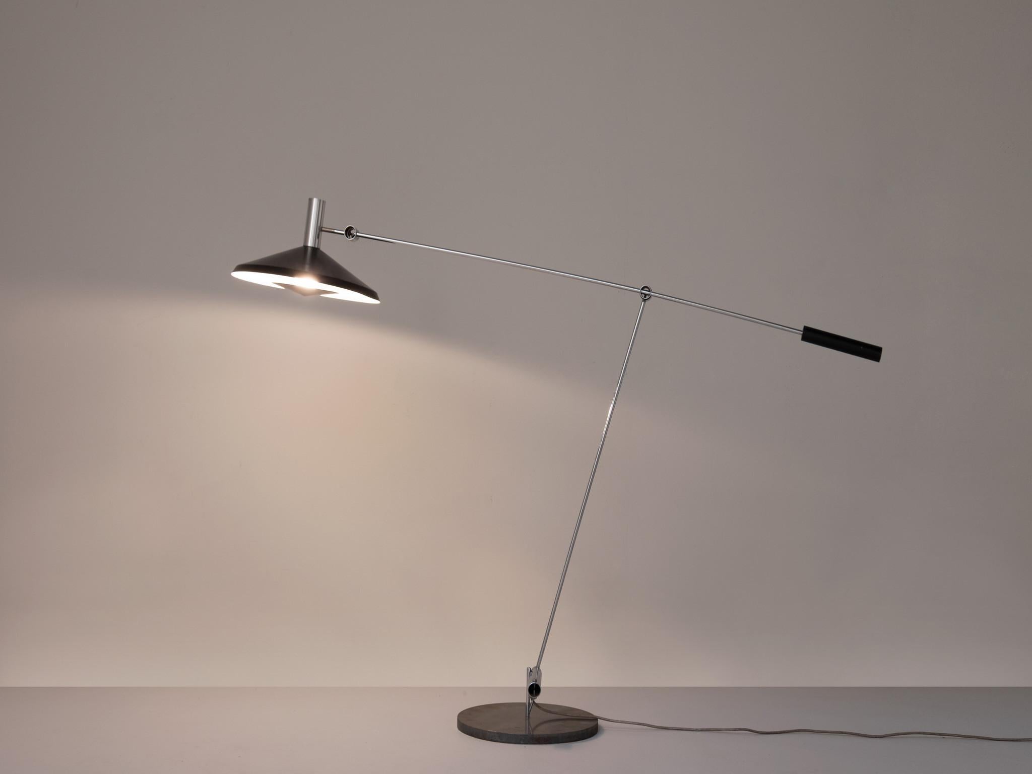 Floor lamp model 600, in metal, by Rico & Rosemarie Baltensweiler, Switzerland, 1950s. 

Refined Modernist floor lamp with counterweight, designed by the Swiss due Rico & Rosemarie Baltensweiler. The floor lamp is manufactured in different types of