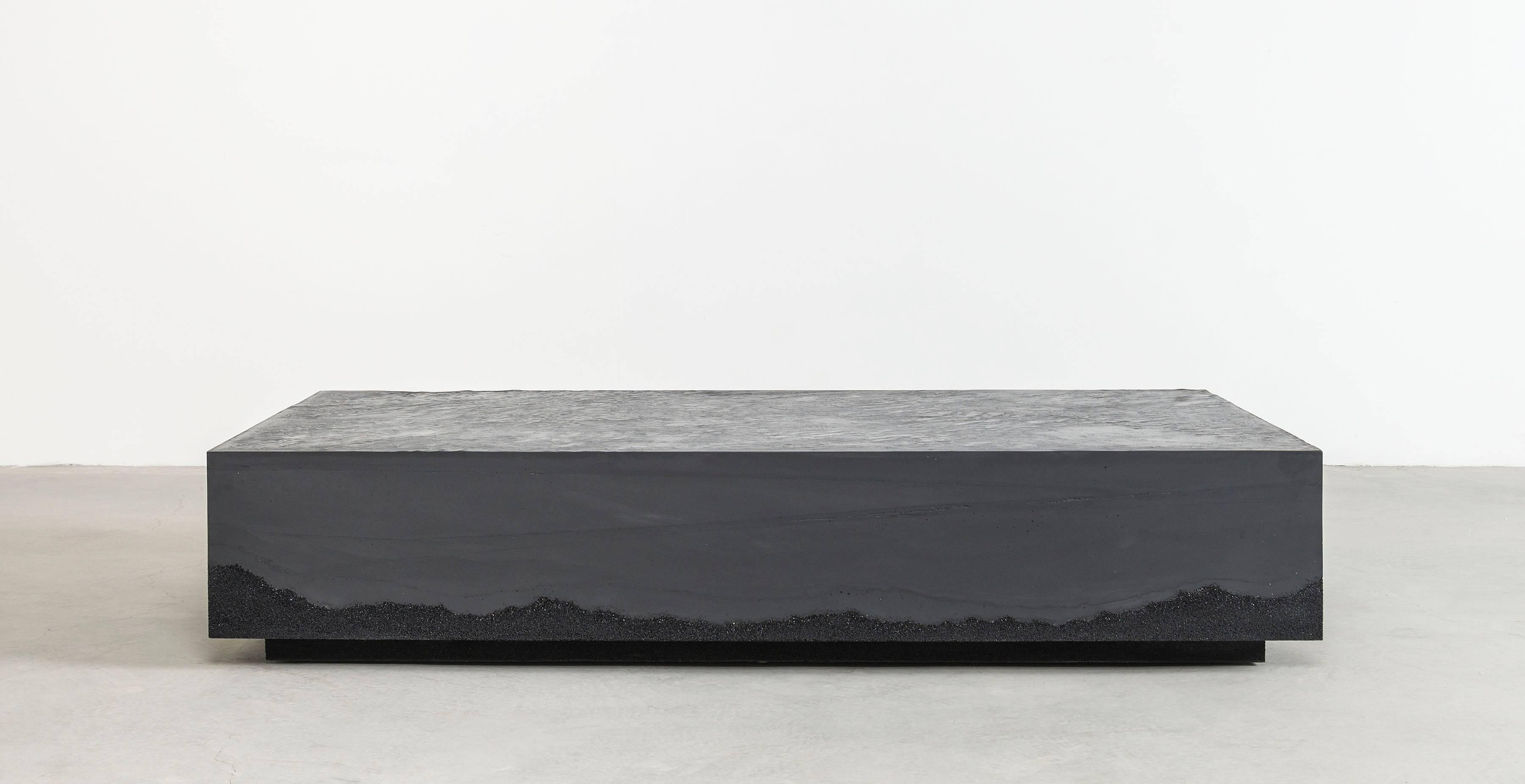 Couchtisch Ridge aus schwarzem Zement und schwarzer Silica von Fernando Mastrangelo im Zustand „Neu“ im Angebot in Brooklyn, NY