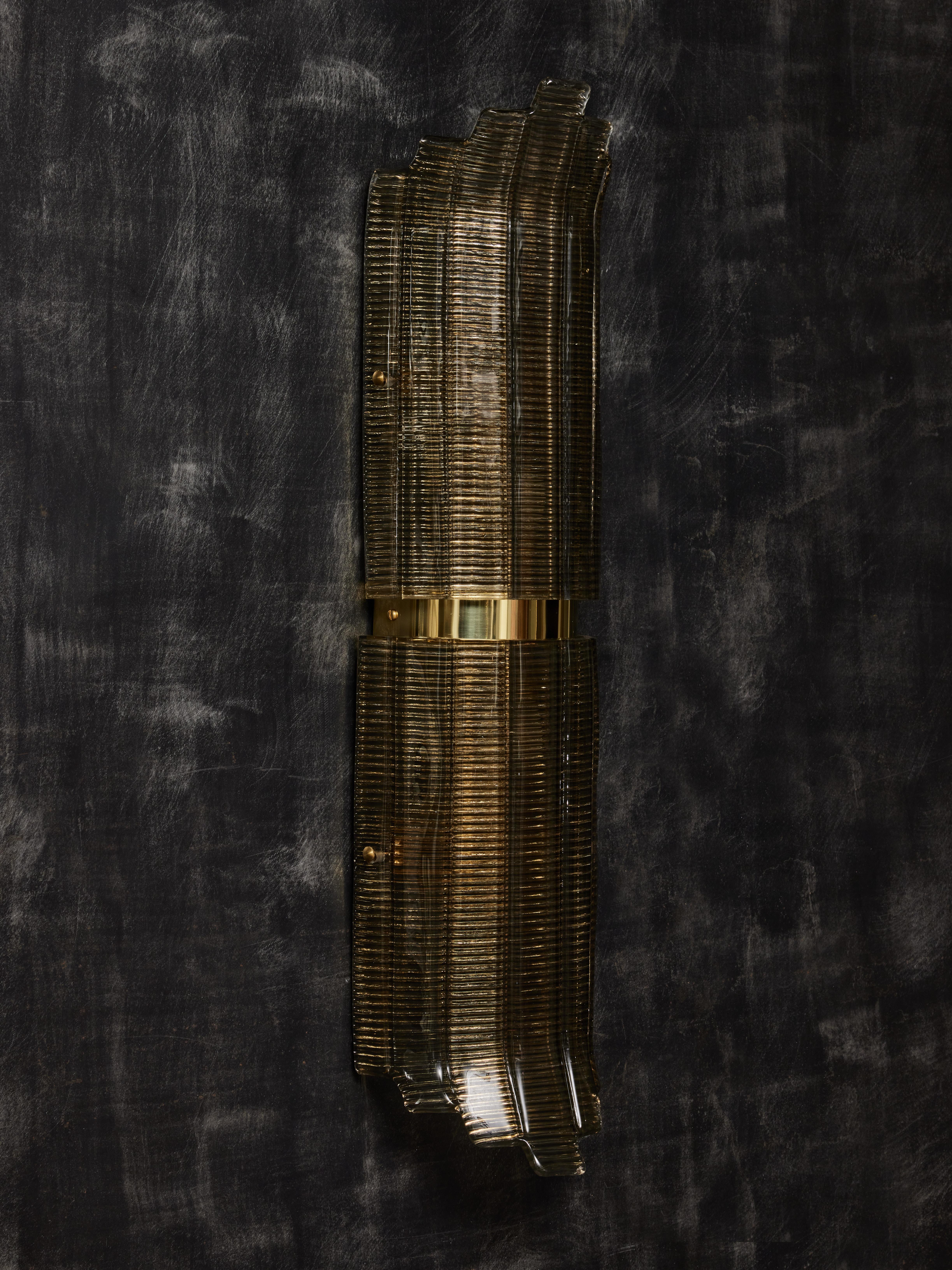 Ridged Murano Glass and Brass Wall Sconce In New Condition For Sale In Saint-Ouen, IDF