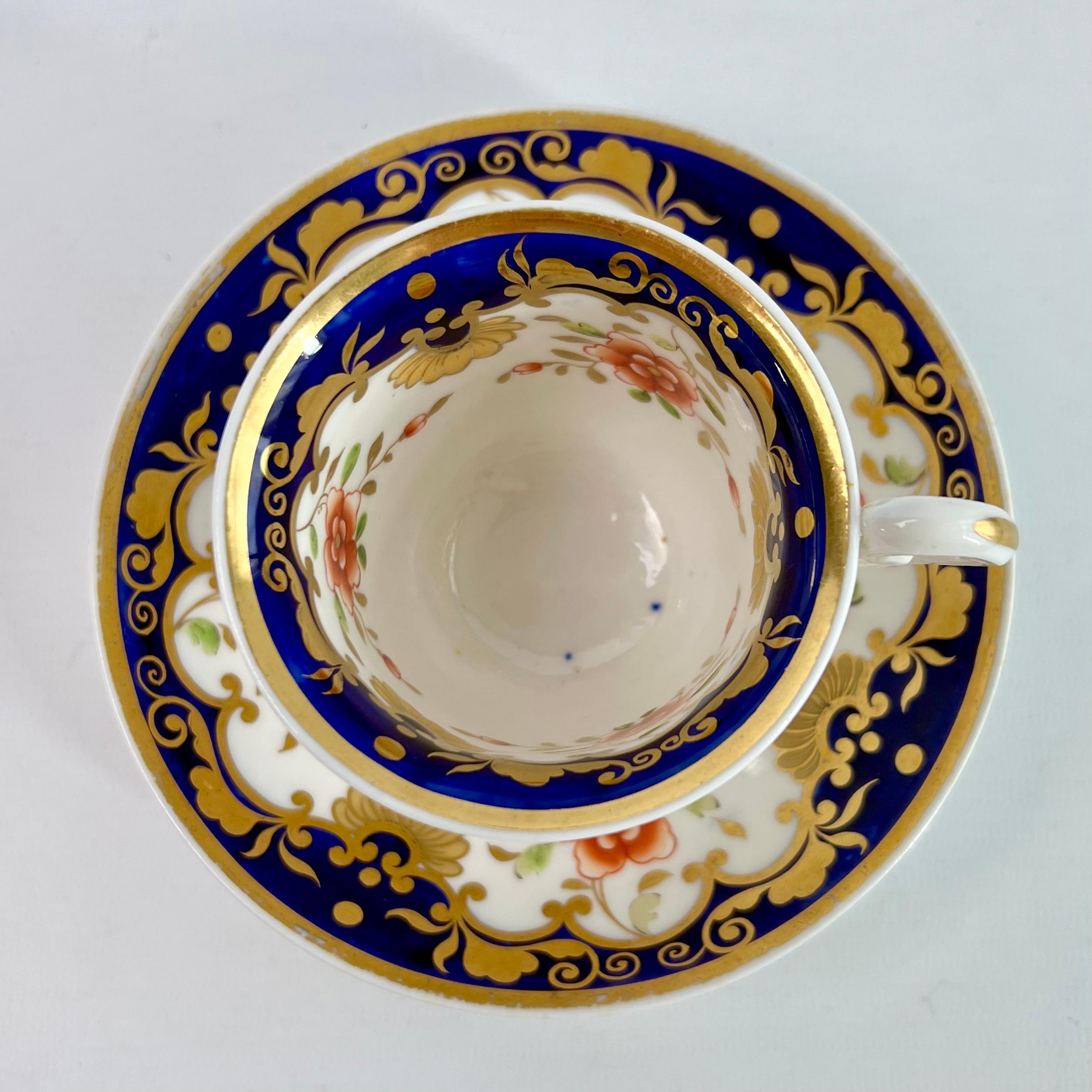 Peint à la main Tasse à café Ridgway, bleu cobalt avec fleurs orange, Régence, vers 1820