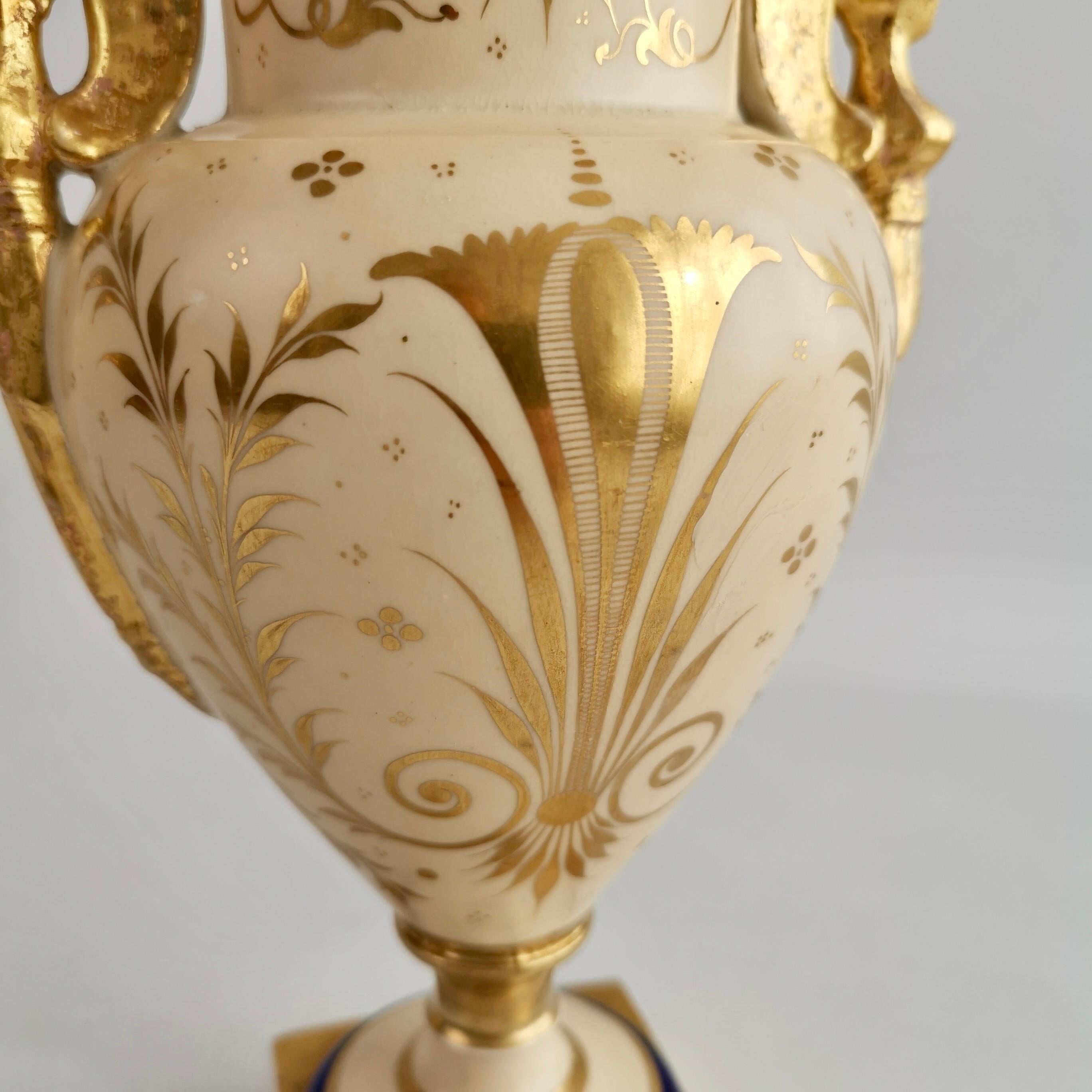 Englische englische Garnitur von 3 Vasen im Empire-Stil, Provenienz G. Godden, 1810-1815 im Angebot 5