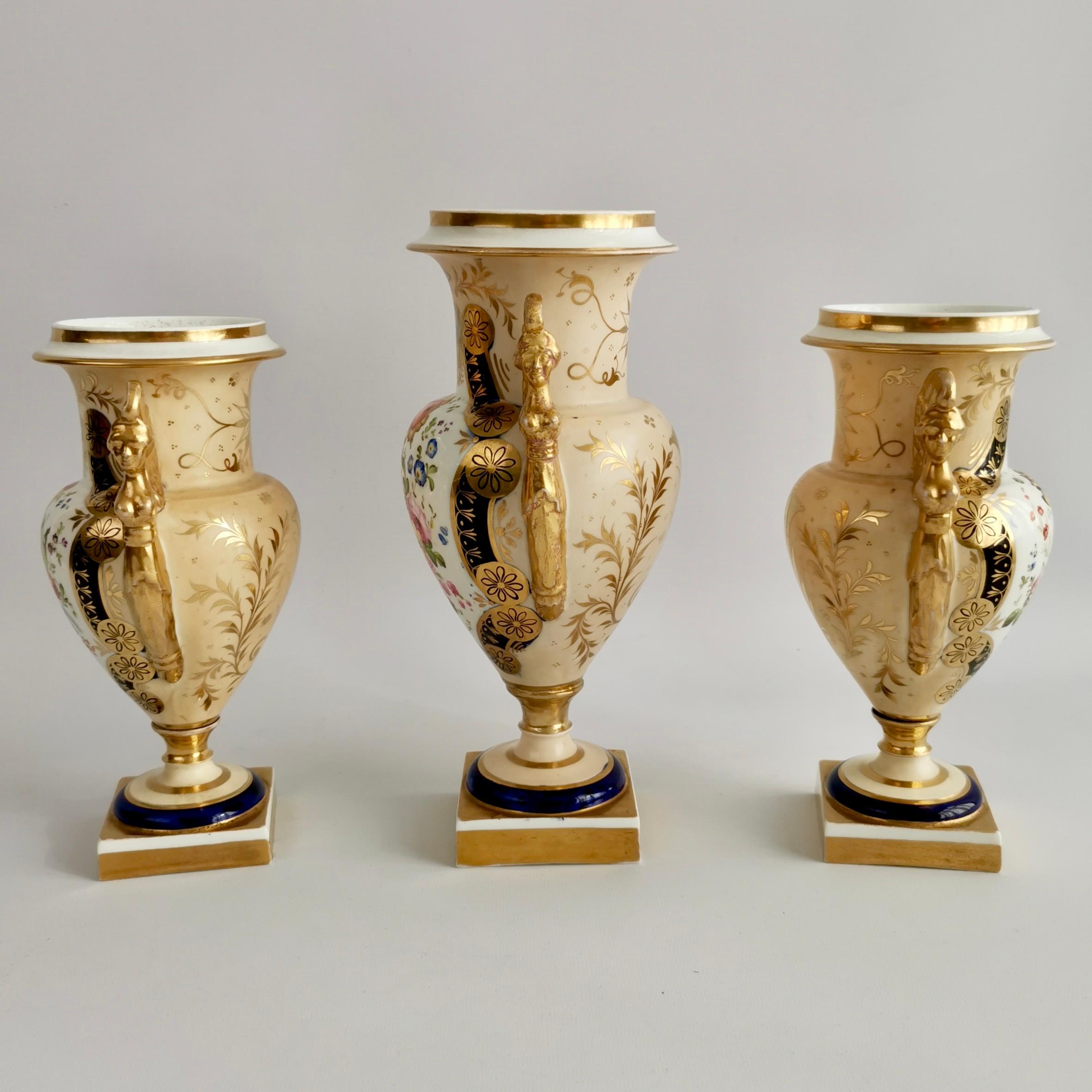 Englische englische Garnitur von 3 Vasen im Empire-Stil, Provenienz G. Godden, 1810-1815 (Handbemalt) im Angebot