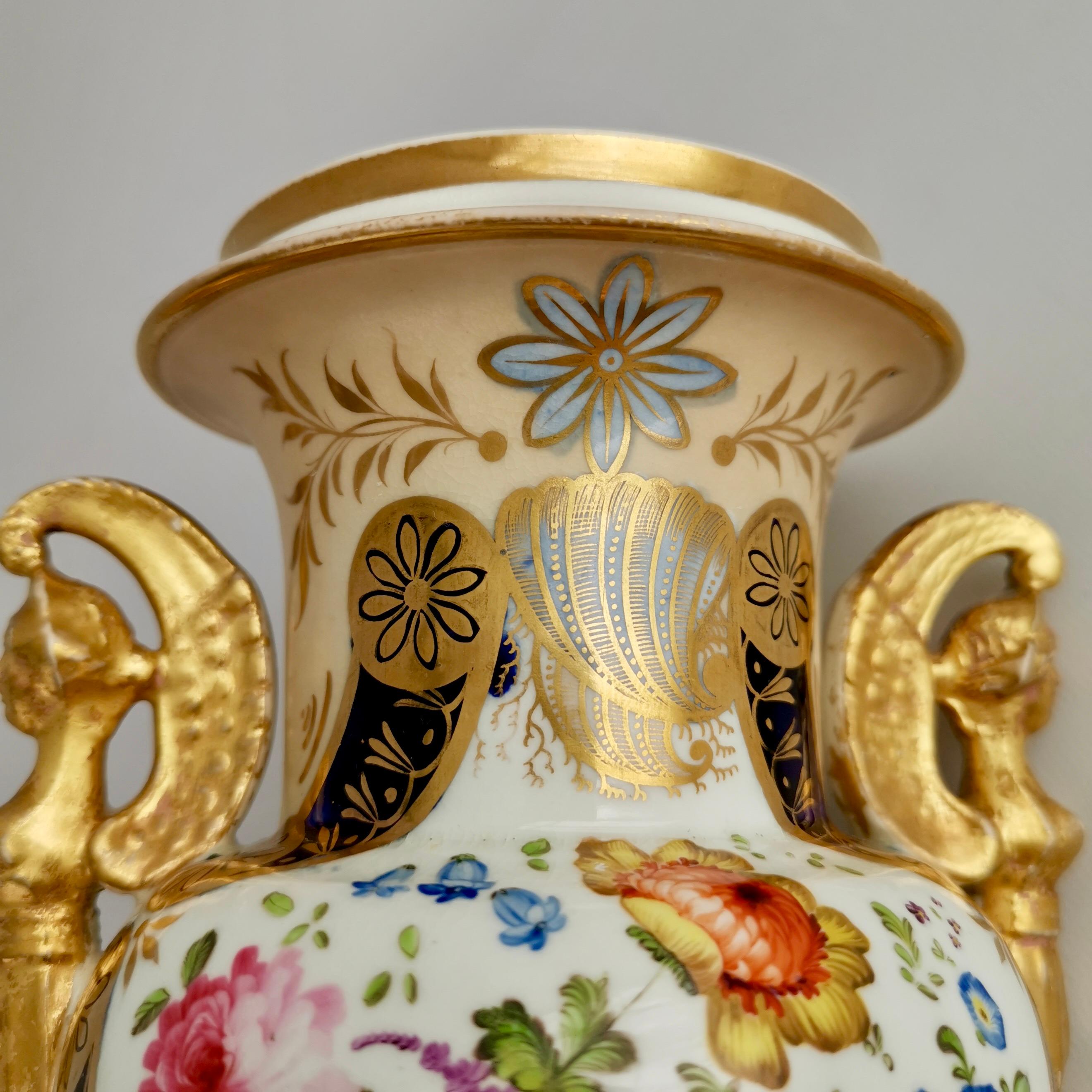 Porcelaine Garniture anglaise de 3 vases, style Empire, provenance G.Godden, 1810-1815 en vente