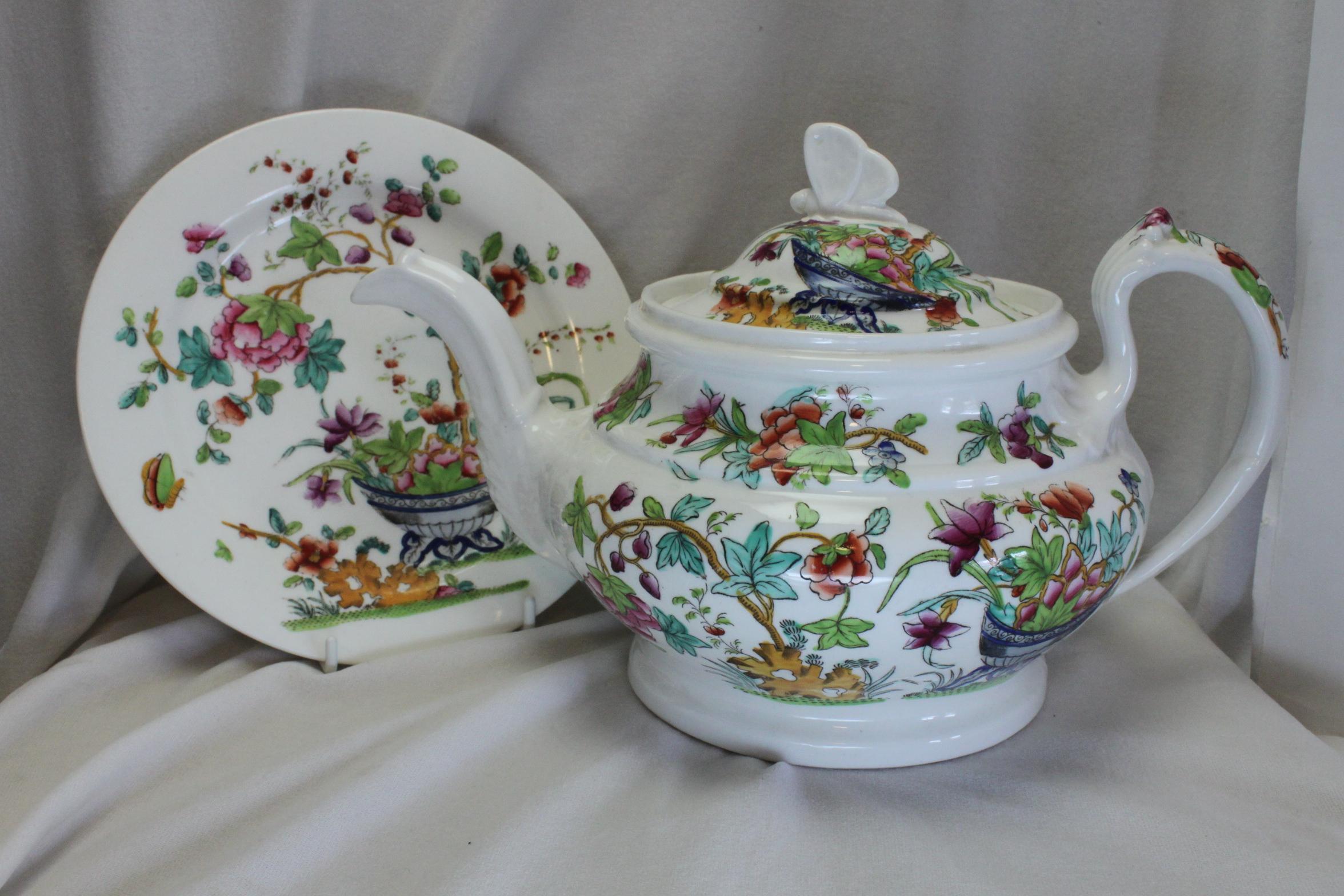 Chinoiseries Théière et support en porcelaine de Ridgway colorés à la main en vente