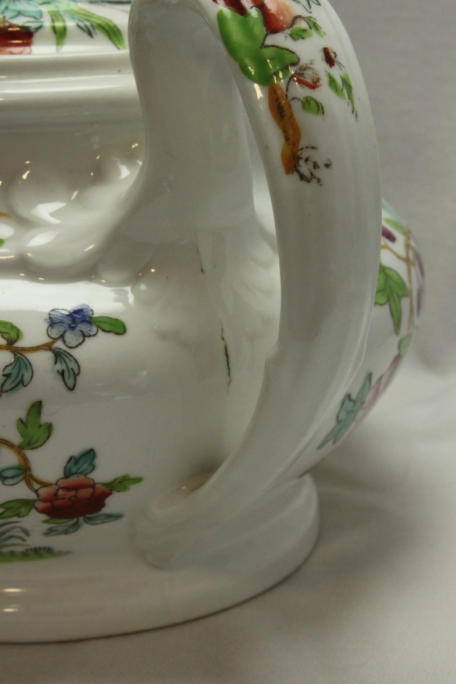 Début du XIXe siècle Théière et support en porcelaine de Ridgway colorés à la main en vente
