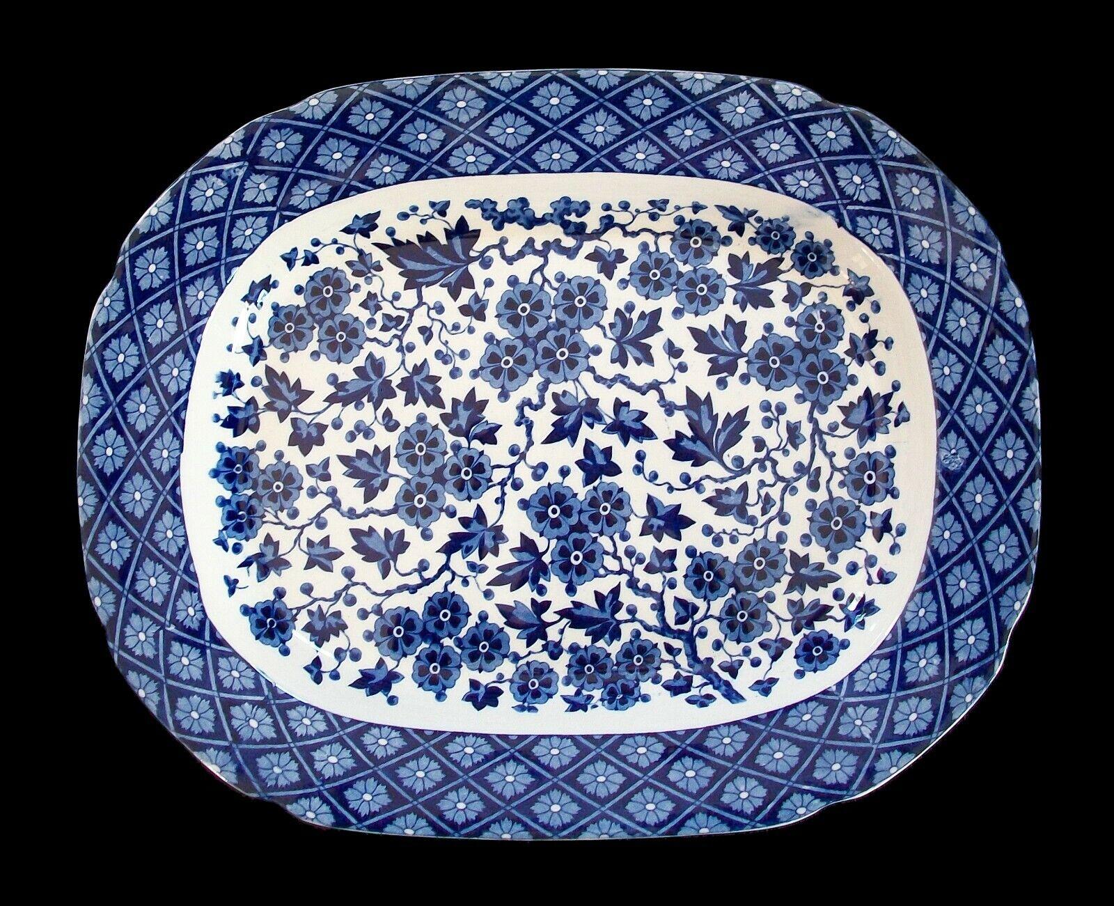 RIDGWAY - 'Hawthornden' - Antigua fuente de cerámica para servir - de gran tamaño - decorada por transferencia en azul sobre fondo crema - elaborada decoración floral en el centro - borde con motivo floral en forma de diamante - marca de registro