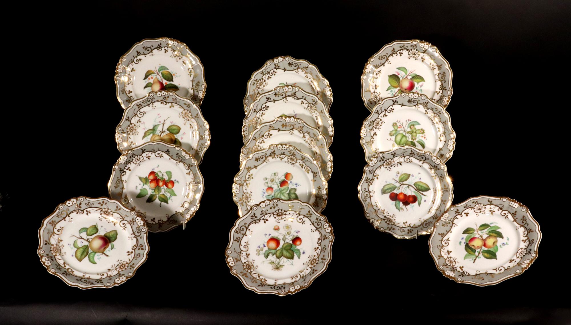Ridgway Porzellan Dessert Service mit Früchten dekoriert, 
John Ridgway ( & Co.),
CIRCA 1830

Das Dessert-Service ist mit hübschen grauen, mit goldenen Blumen und Rankenwerk überzogenen Tafeln verziert. In der Mitte ist ein botanisches Muster aus