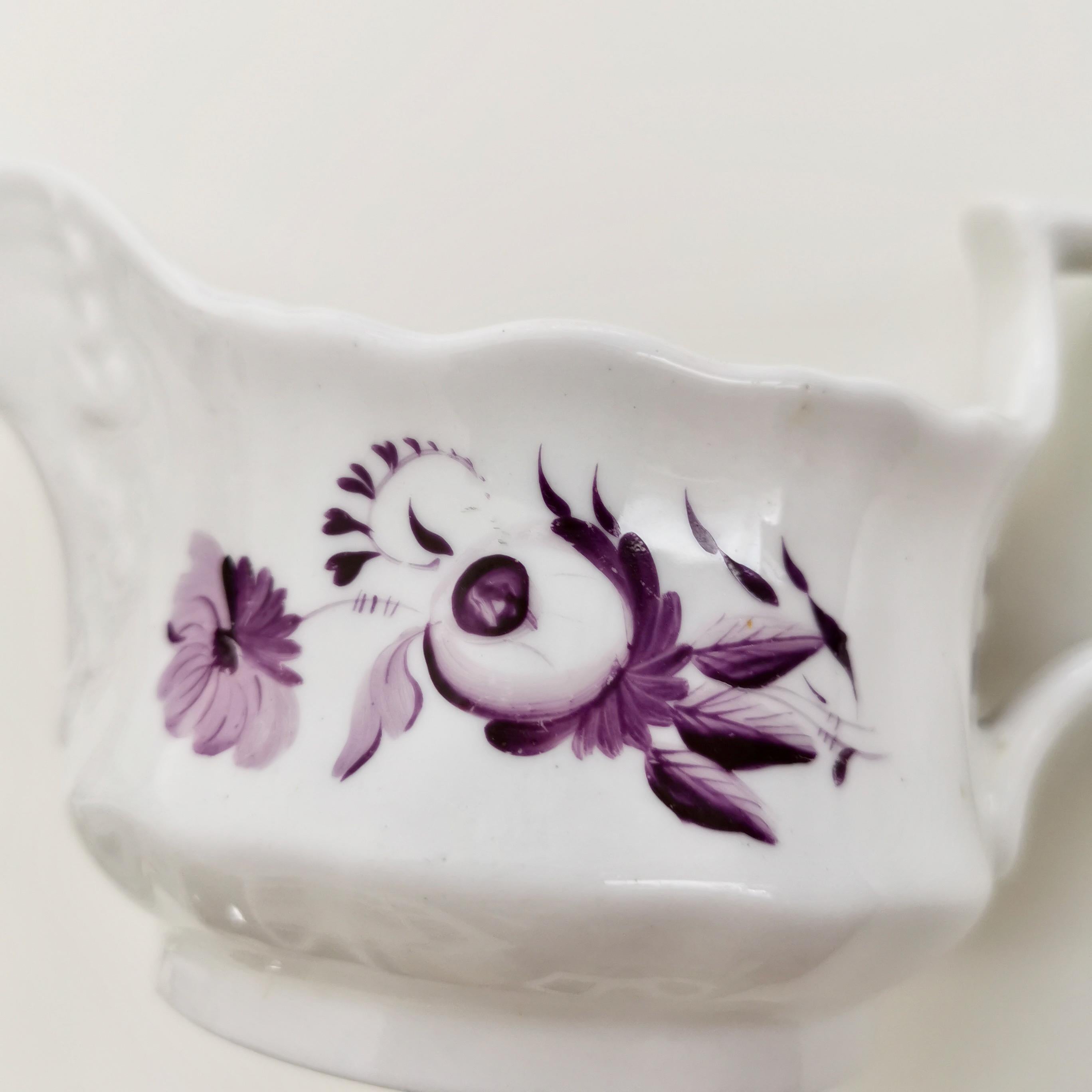 Anglais Pichet à lait en porcelaine de Ridgway, blanc avec fleurs violettes, Régence, vers 1825 en vente
