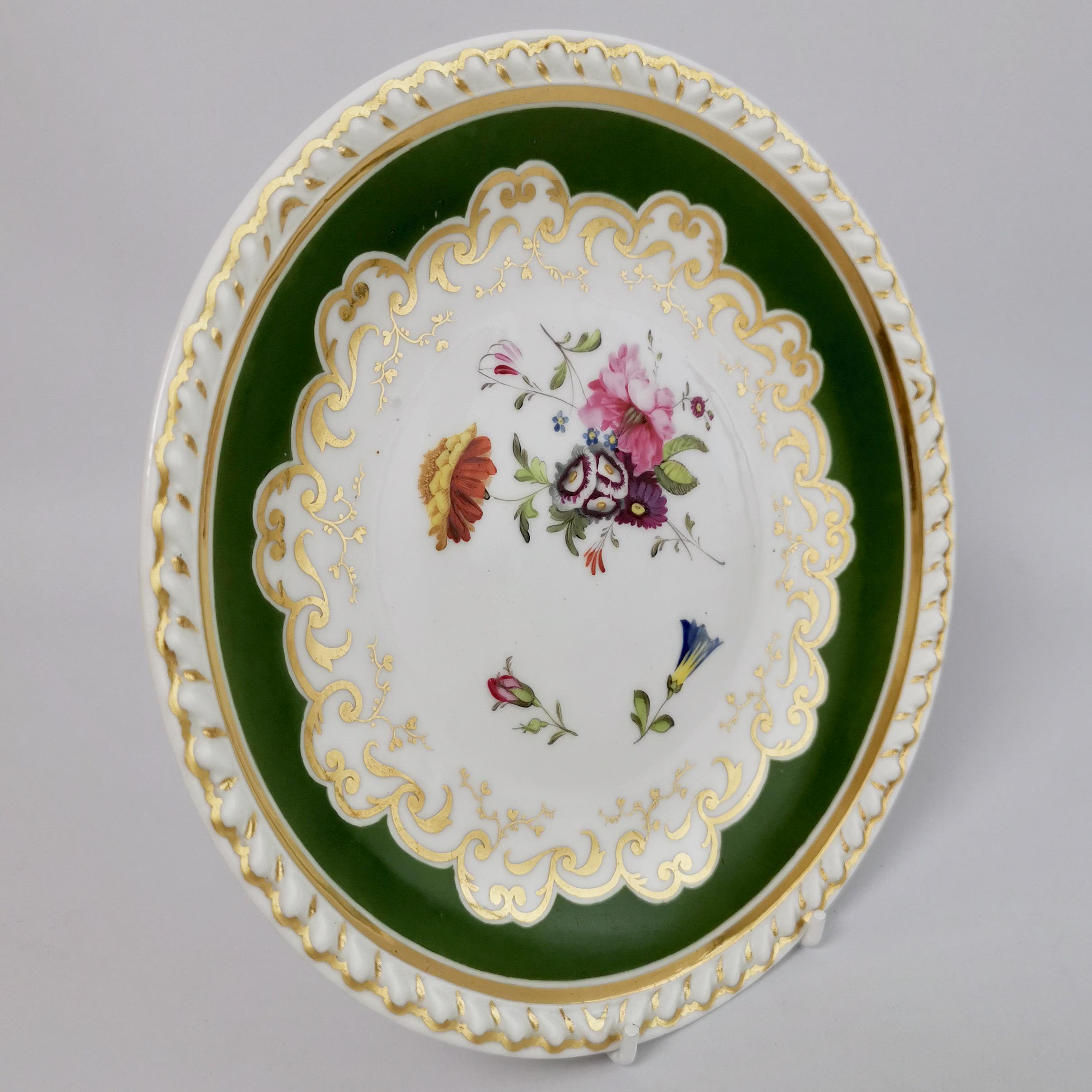 Porcelaine Assiette en porcelaine Ridgway, verte avec fleurs peintes à la main, Régence, vers 1825 en vente