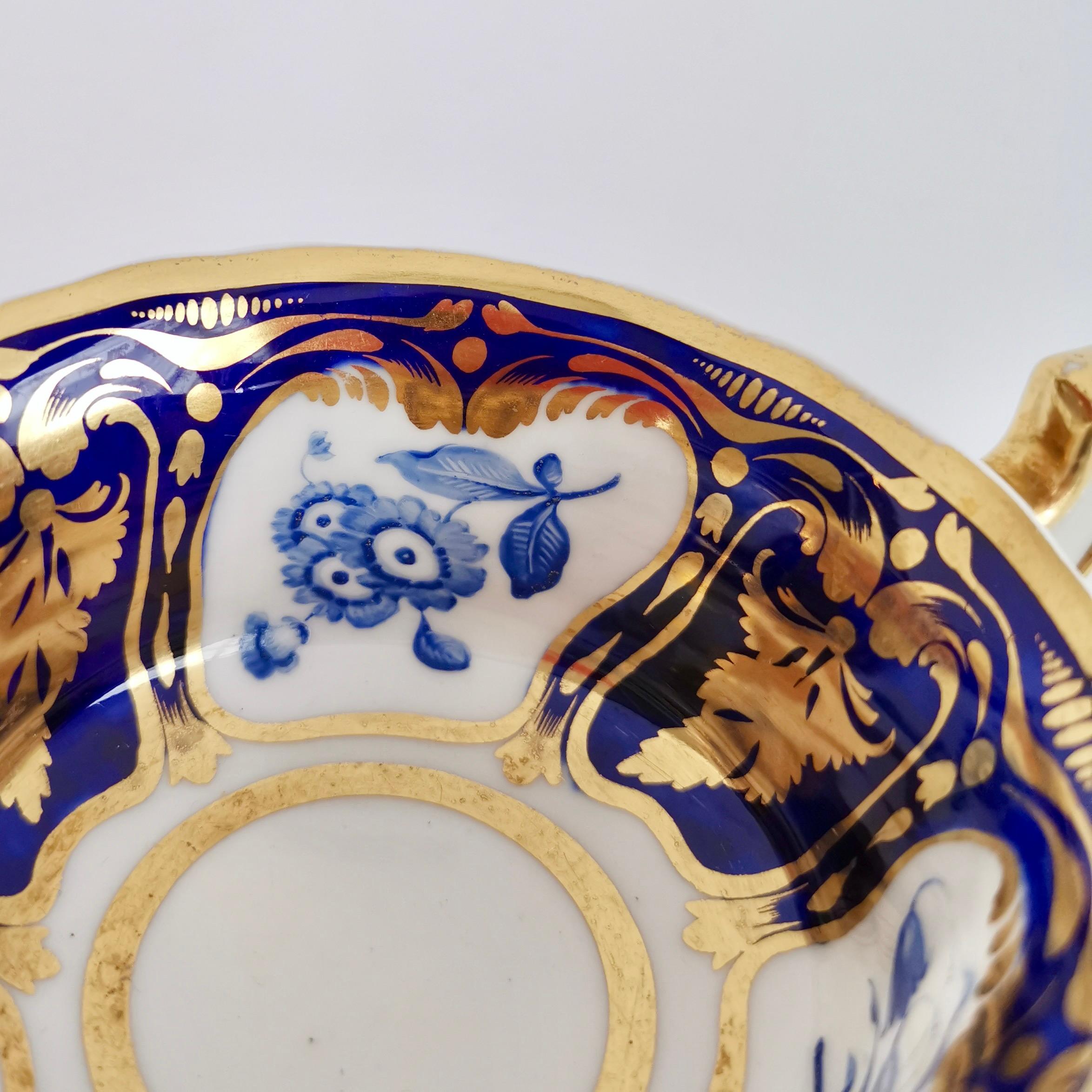 Tasse à thé et soucoupe Ridgway, fleurs bleues et dorées, Régence, vers 1825 en vente 2