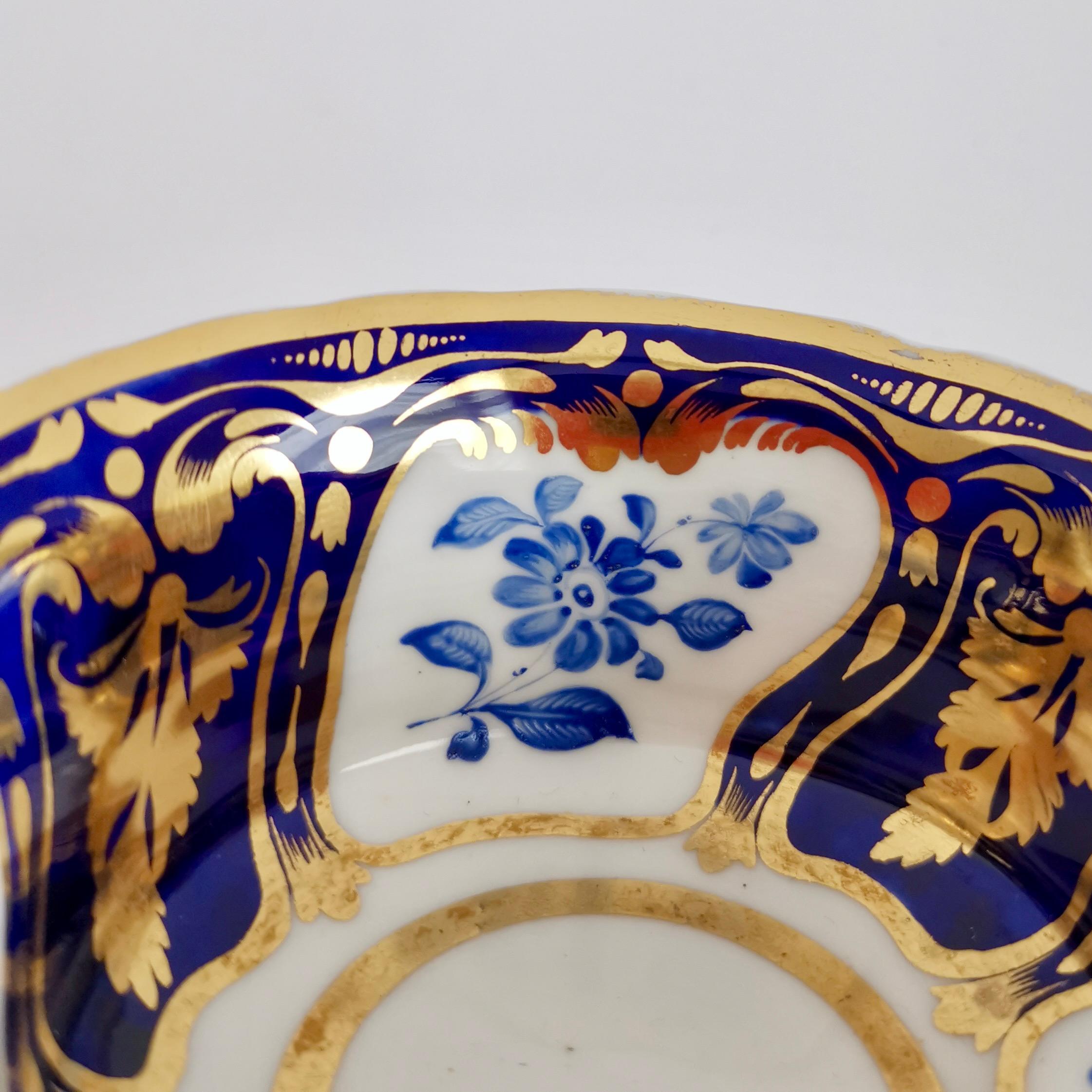 Tasse à thé et soucoupe Ridgway, fleurs bleues et dorées, Régence, vers 1825 en vente 3