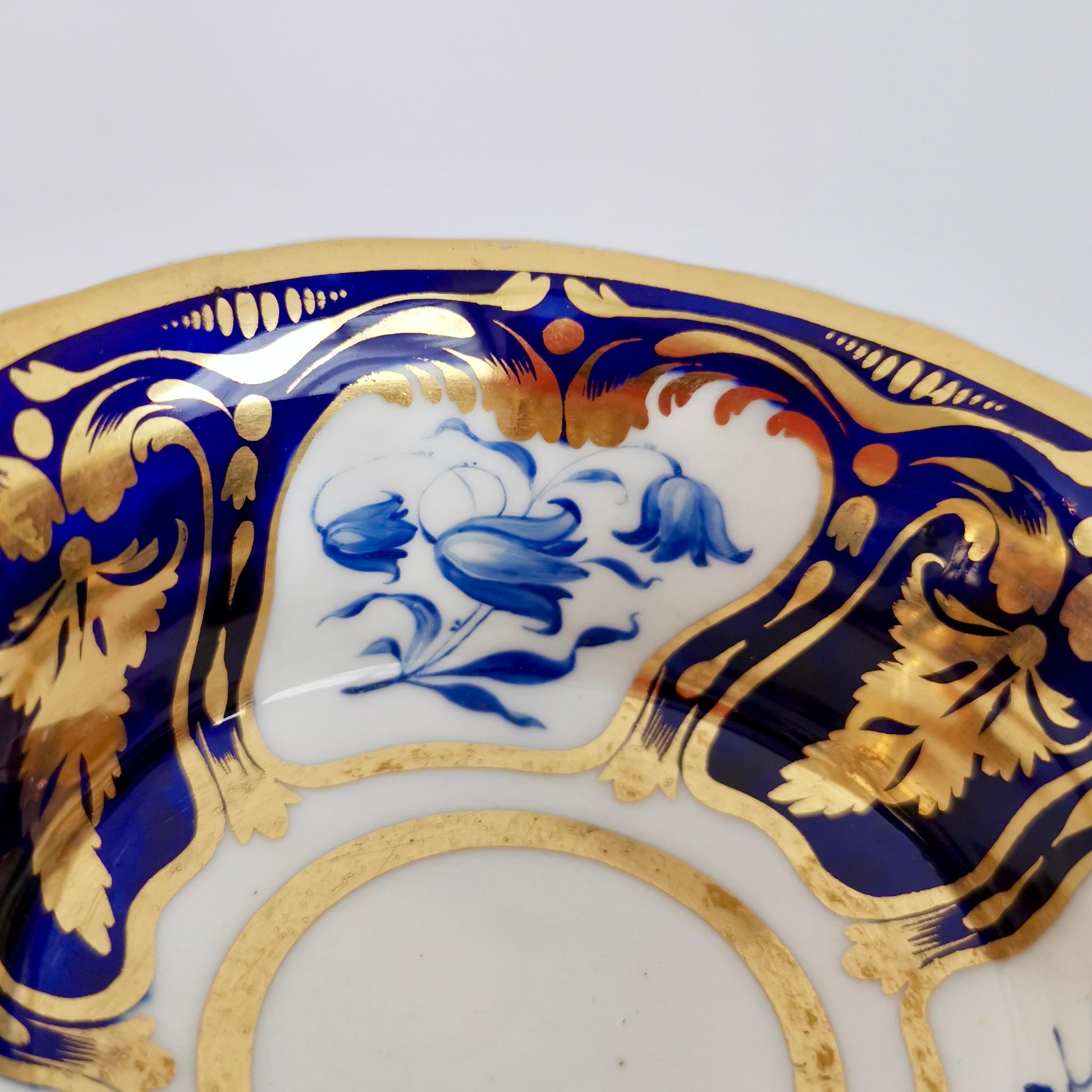 Tasse à thé et soucoupe Ridgway, fleurs bleues et dorées, Régence, vers 1825 en vente 4
