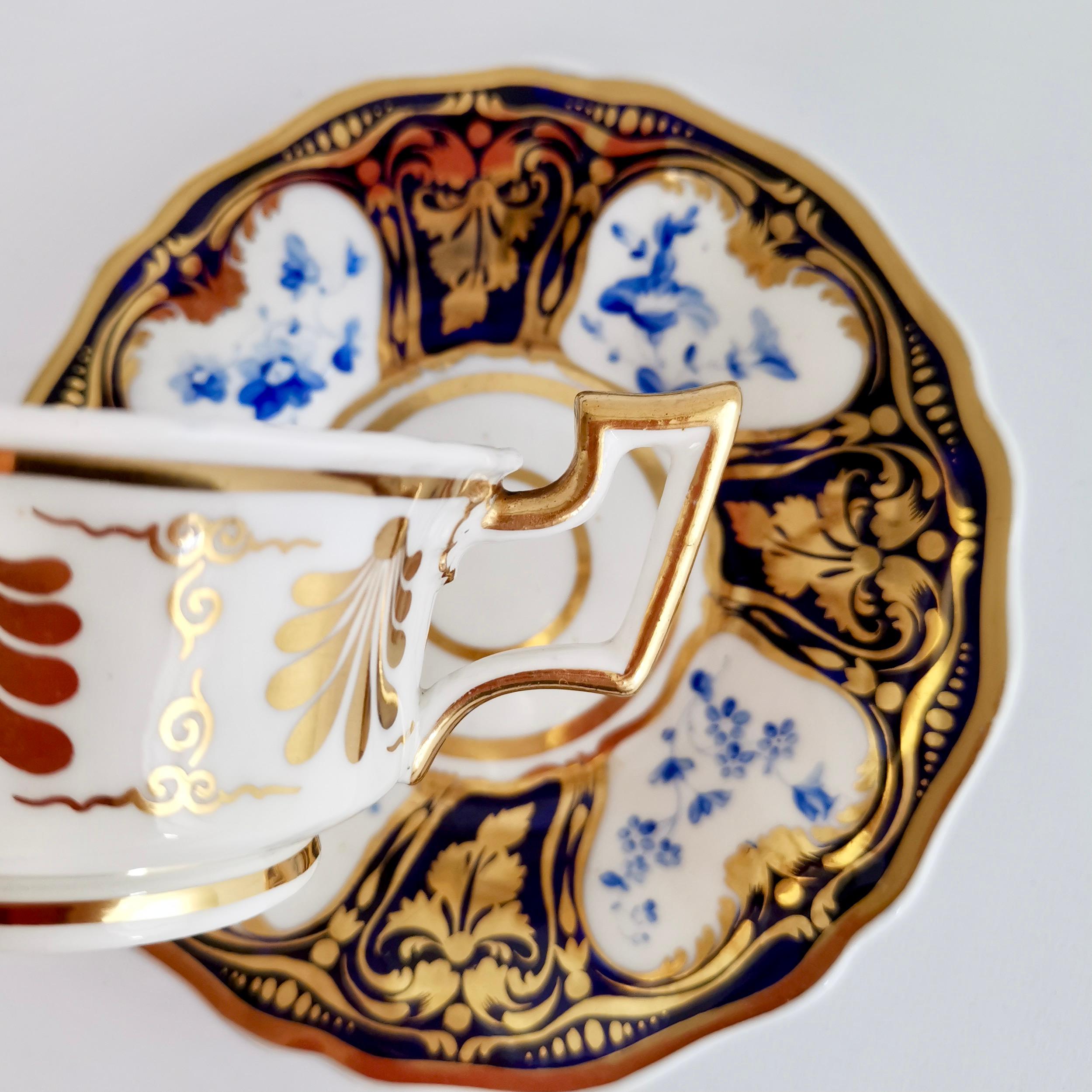 Tasse à thé et soucoupe Ridgway, fleurs bleues et dorées, Régence, vers 1825 en vente 5