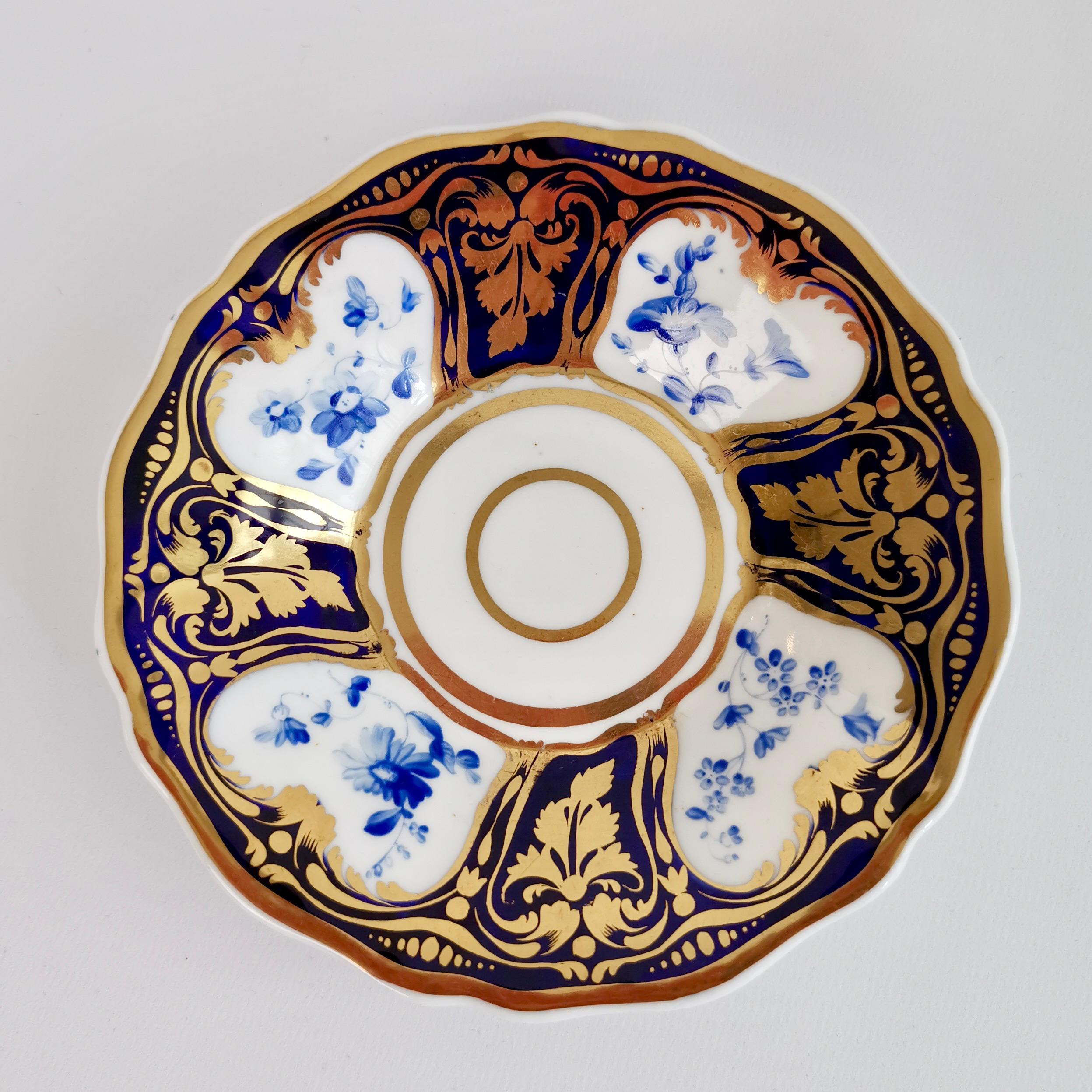 Regency Tasse à thé et soucoupe Ridgway, fleurs bleues et dorées, Régence, vers 1825 en vente