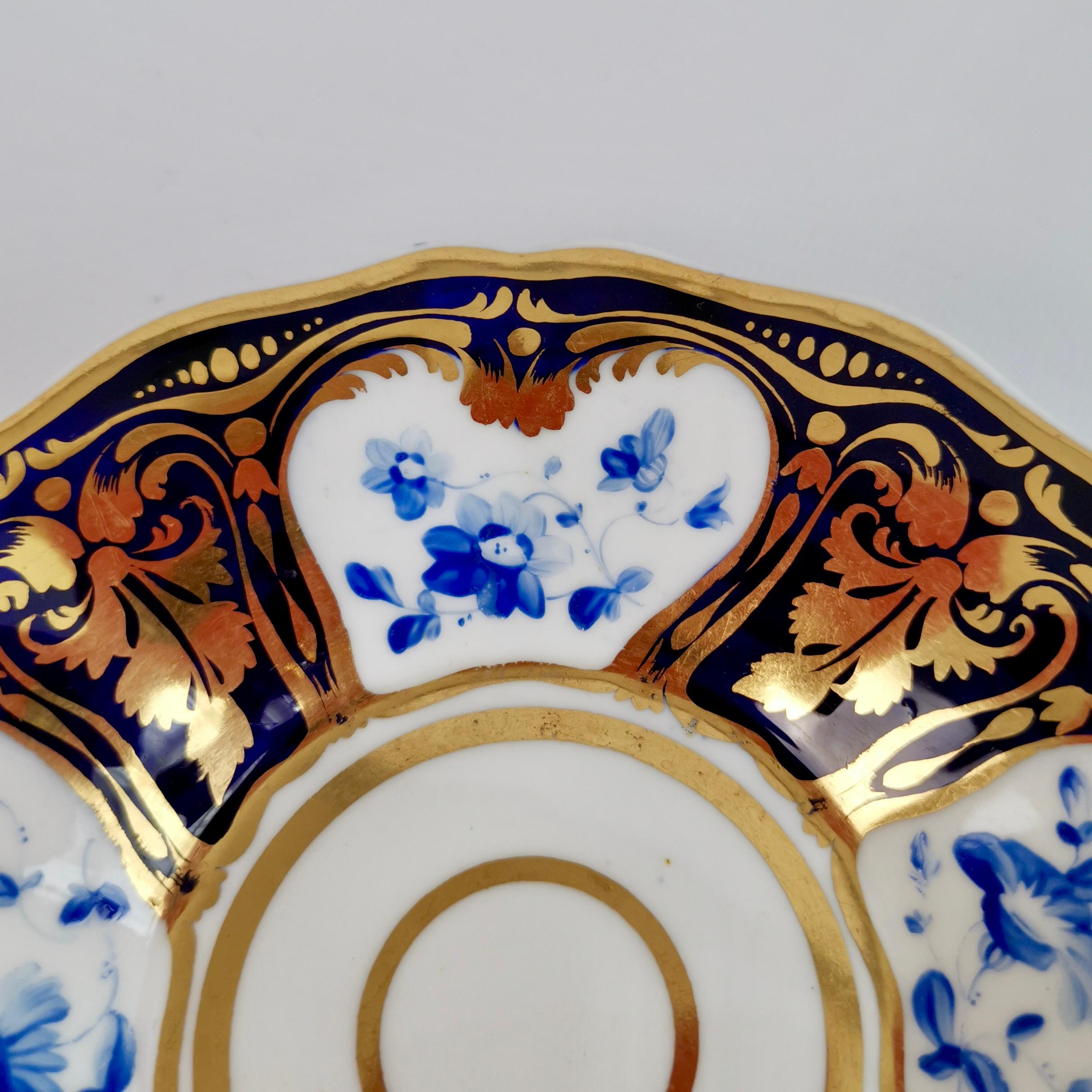 Peint à la main Tasse à thé et soucoupe Ridgway, fleurs bleues et dorées, Régence, vers 1825 en vente