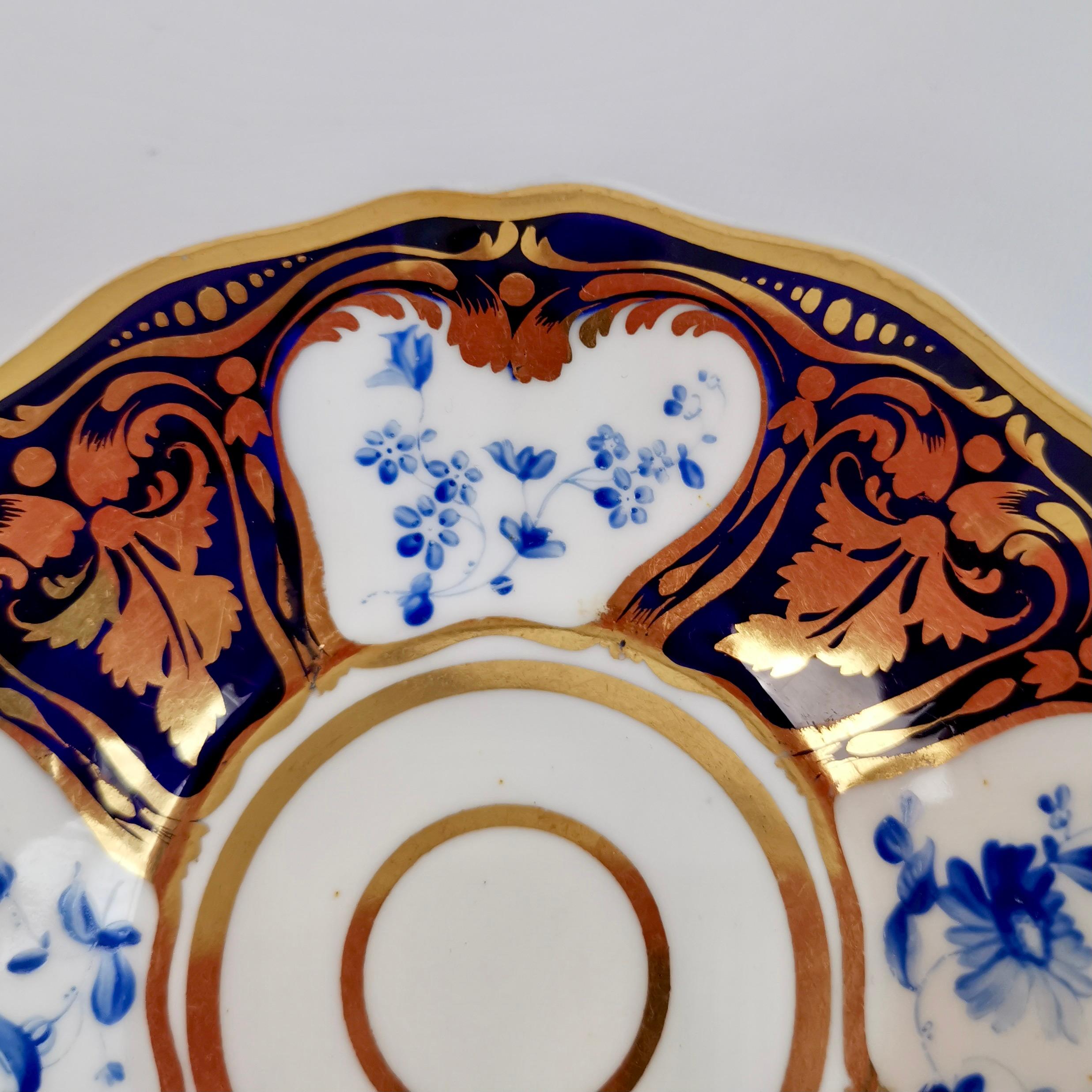 Début du XIXe siècle Tasse à thé et soucoupe Ridgway, fleurs bleues et dorées, Régence, vers 1825 en vente