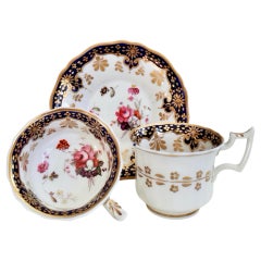 Trio de tasses à thé en porcelaine Ridgway:: bleu cobalt:: dorure et fleurs:: Regency vers 1825