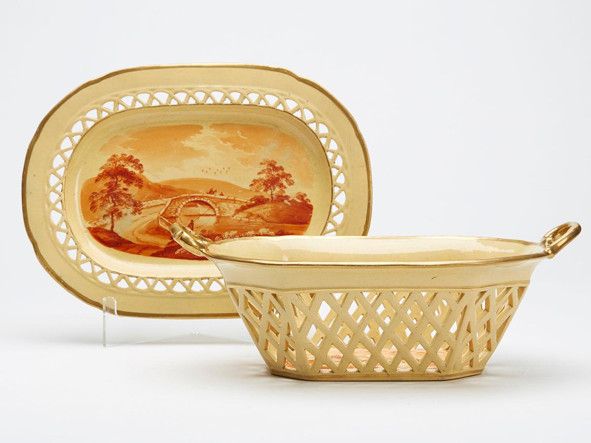 Une très rare corbeille à fruits à deux poignées, peinte à la main, de style géorgien anglais du début de la période Ridgway, et son support assorti, datant d'environ 1802. Fabriqué à Cauldon Works, le panier est de forme ovale, avec une partie