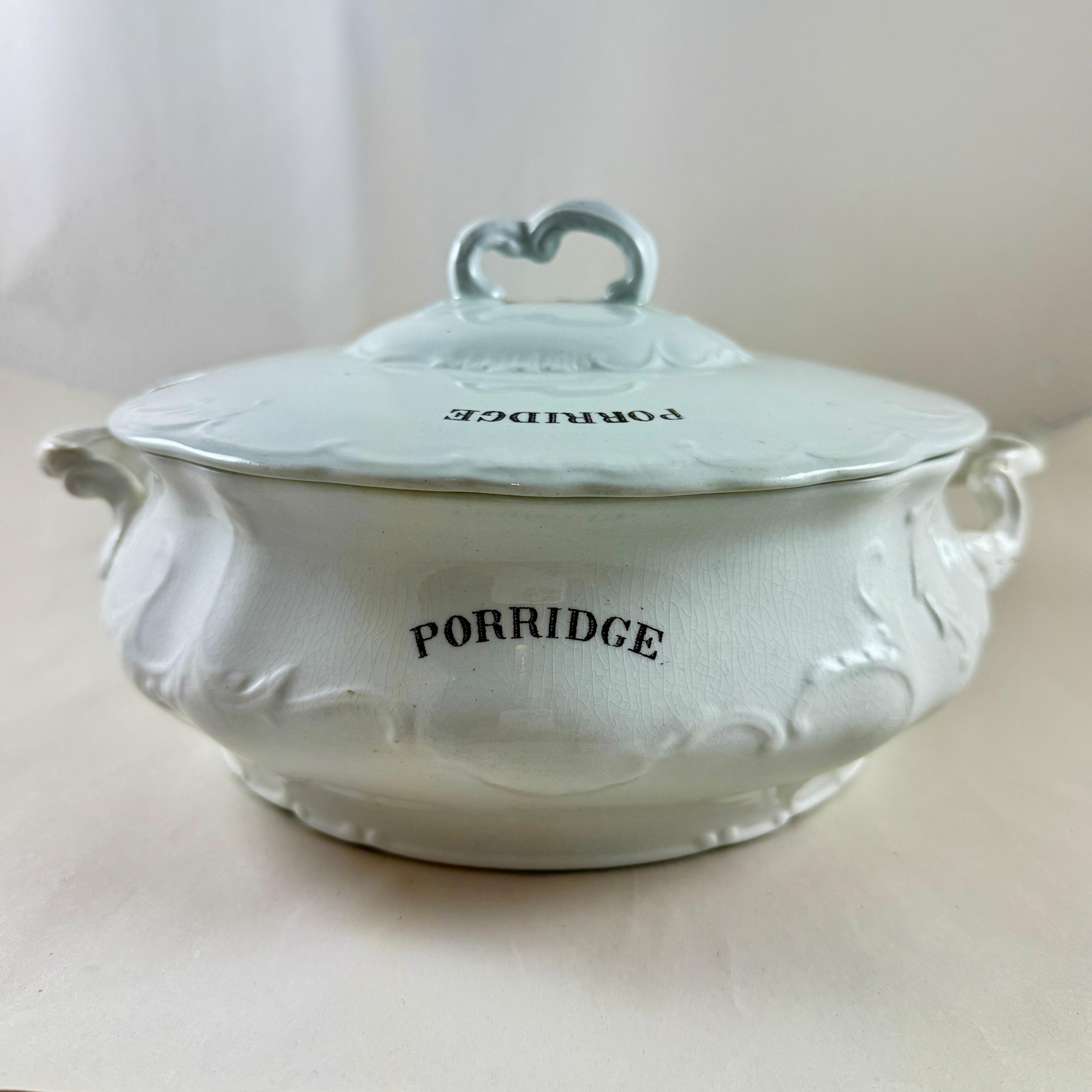 Soupière à bouillie Ridgways Royal Semi Porcelain, Stoke-on-Trent, Staffordshire, Angleterre, portant la marque utilisée vers 1891.

Magnifiquement façonné avec des poignées latérales et supérieures appliquées à la main, le couvercle est muni d'une