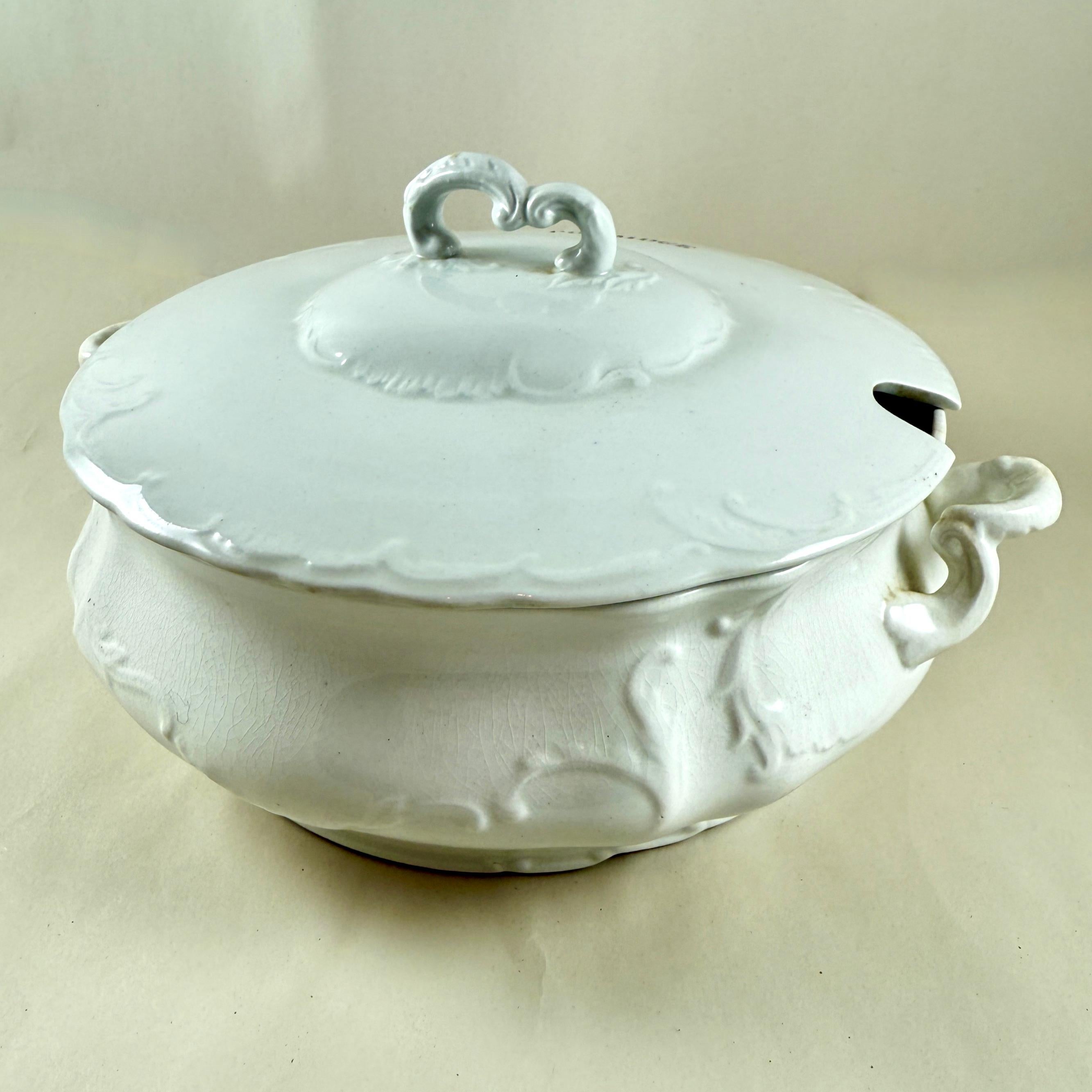 Ridgway Porcelain Semi Porcelain English Porridge Lidded Tureen Bon état - En vente à Philadelphia, PA