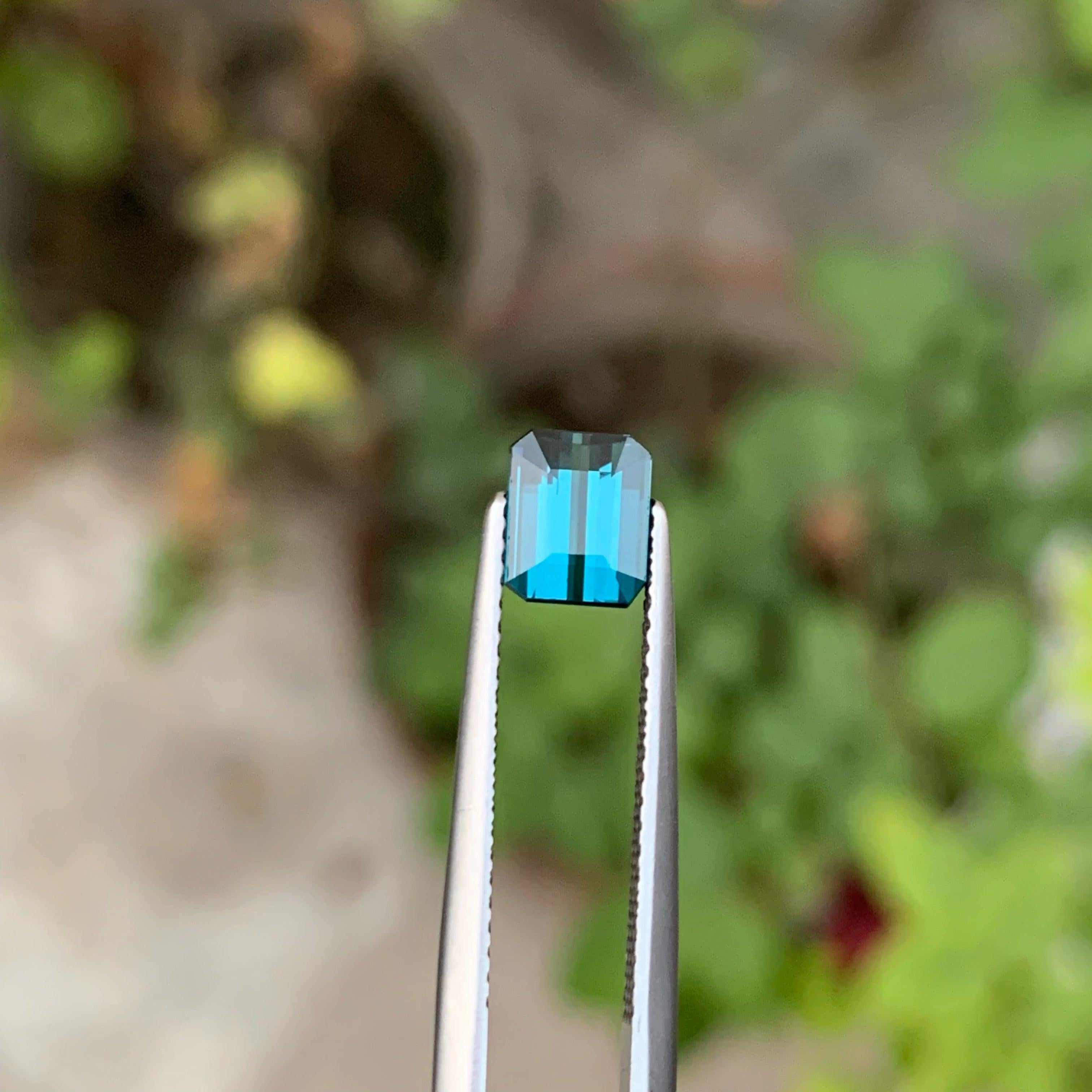 Lächerlich blauer Indicolith Turmalin Edelstein von 1,30 Karat aus Afghanistan hat einen wunderbaren Schliff in einer Ocatgon Form, unglaubliche blaue Farbe. Große Brillanz. Dieses Schmuckstück ist  Augensaubere Klarheit.

Informationen zum