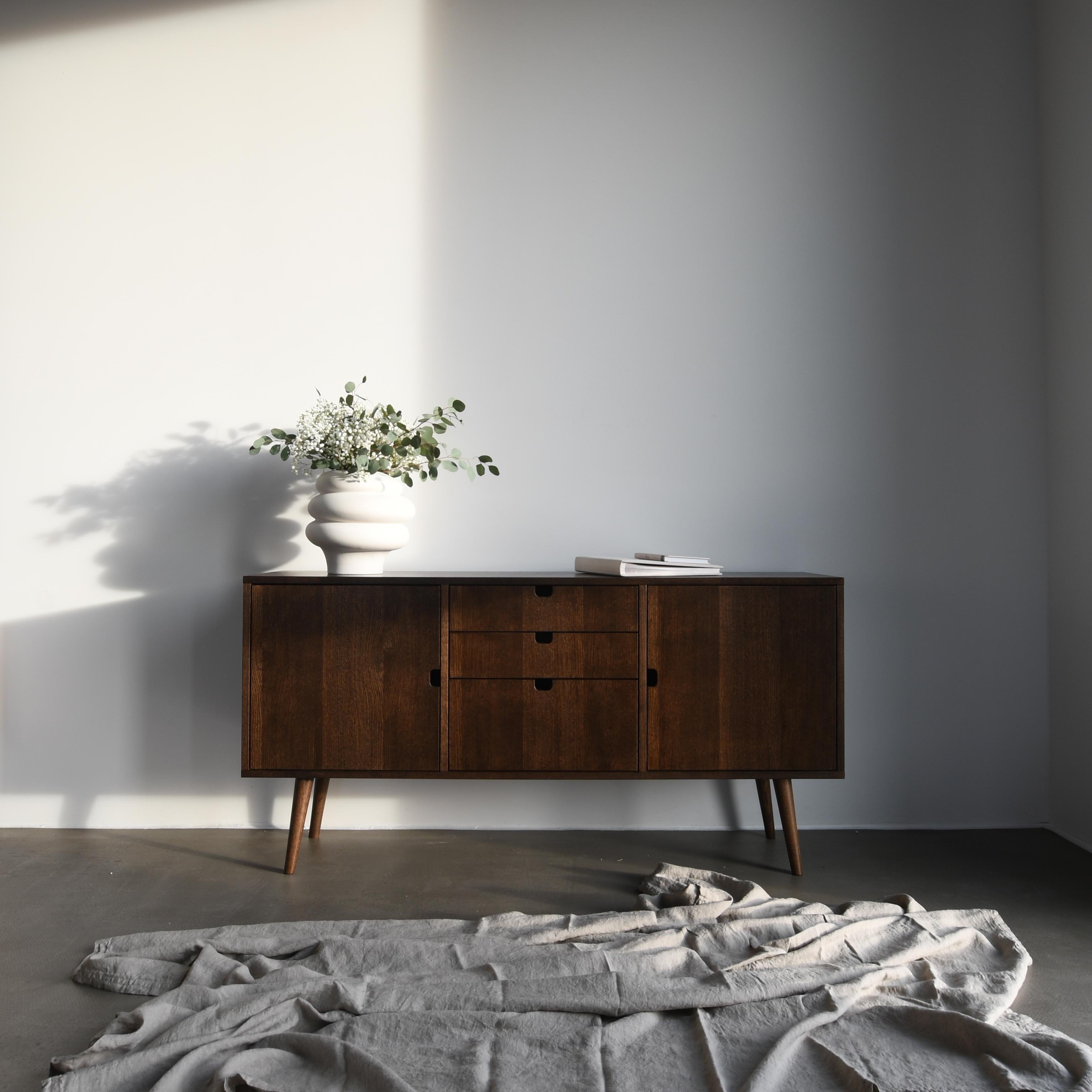 Credenza media Rido di Pastform
Dimensioni: D 40 x L 170 x H 85 cm
Materiali: Legno colorato e verniciato.

Disponibile in diverse finiture di colore del legno: Whiskey, Rum, BPA, Nobel, Brandy, Schwarz e Natura. Disponibile in tre diverse