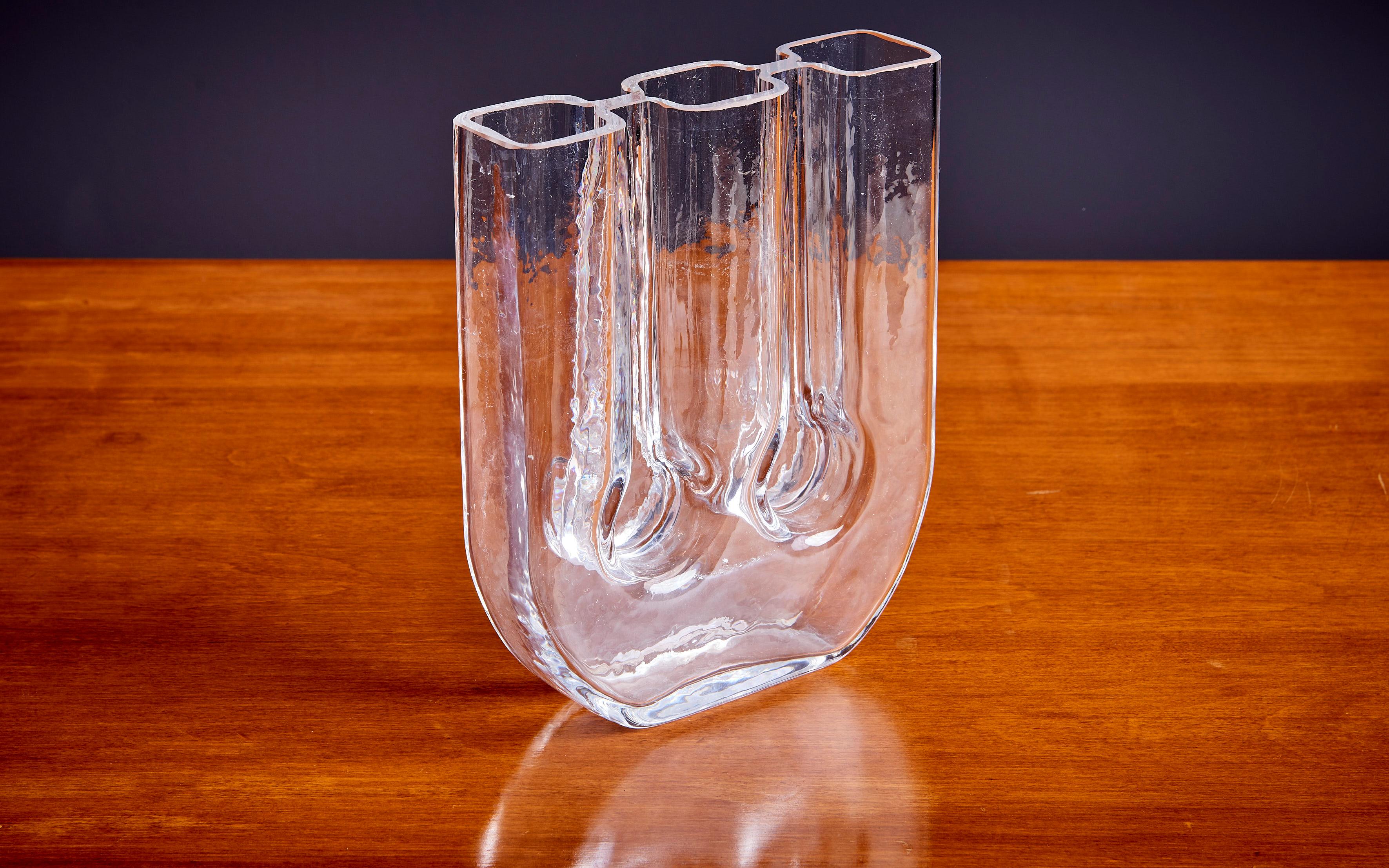 Milieu du XXe siècle Vase en verre Riedel avec trois ouvertures pour les fleurs. Autriche années 1950 en vente
