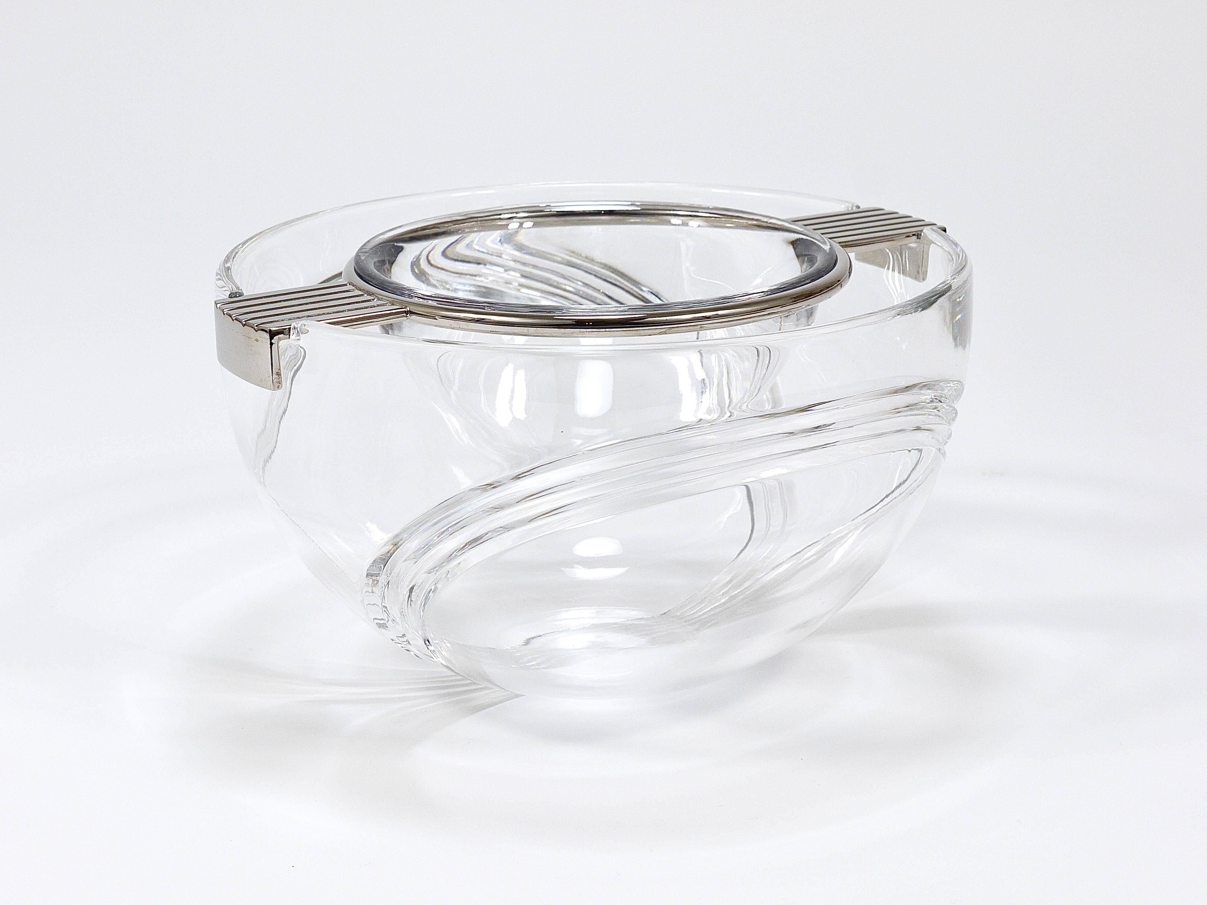 Un hermoso cuenco para caviar / enfriador de caviar de primera calidad, fabricado en cristal y metal plateado. Este exquisito centro de mesa formó parte de la Colección Riedel Mesa, una colaboración entre Claus Joseph Riedel (Austria) y Mesa Design