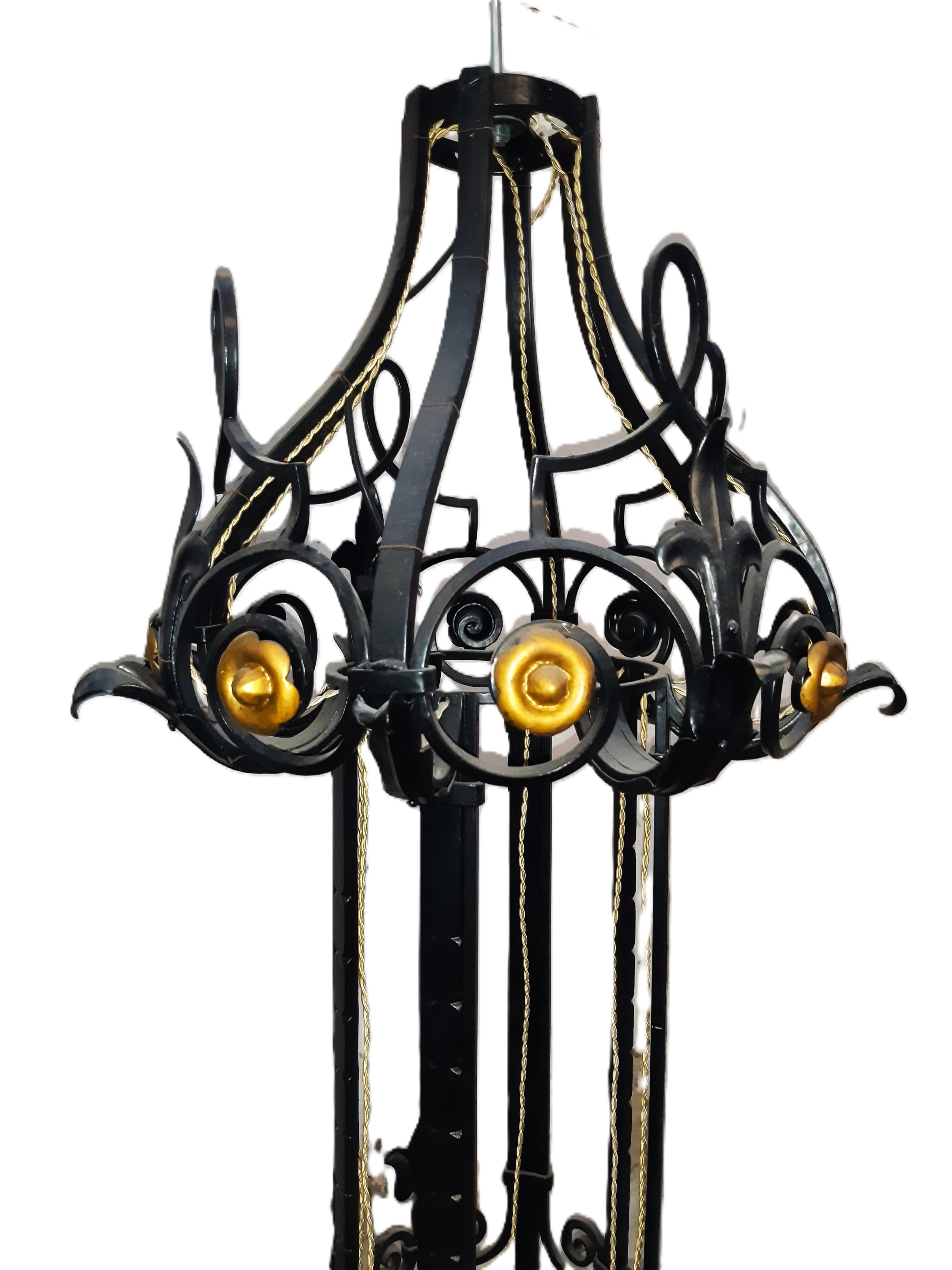 Ungewöhnlicher und seltener, gigantischer Schloss-Kronleuchter aus der Zeit um 1935-/-40, komplett aus Schmiedeeisen.

Il Leuchter misura 168 cm di altezza, 156 cm di larghezza e 88 cm di altezza. 

Pesa circa 25-30 kg e non è un peso di