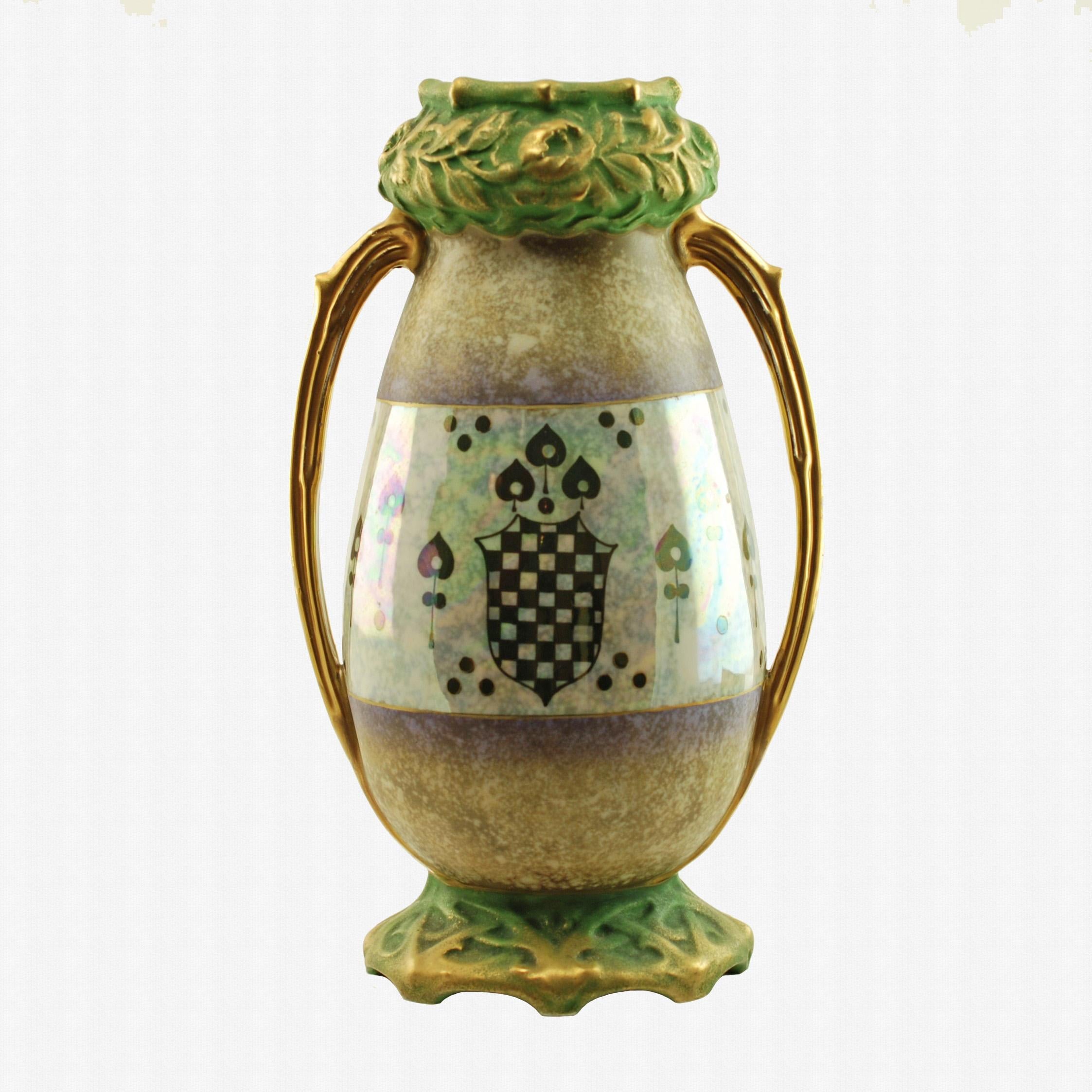 Riessner & Kessel: Amphora Turn Teplitz-Vase mit zwei Henkeln und irisierter Glasur (Österreichisch) im Angebot