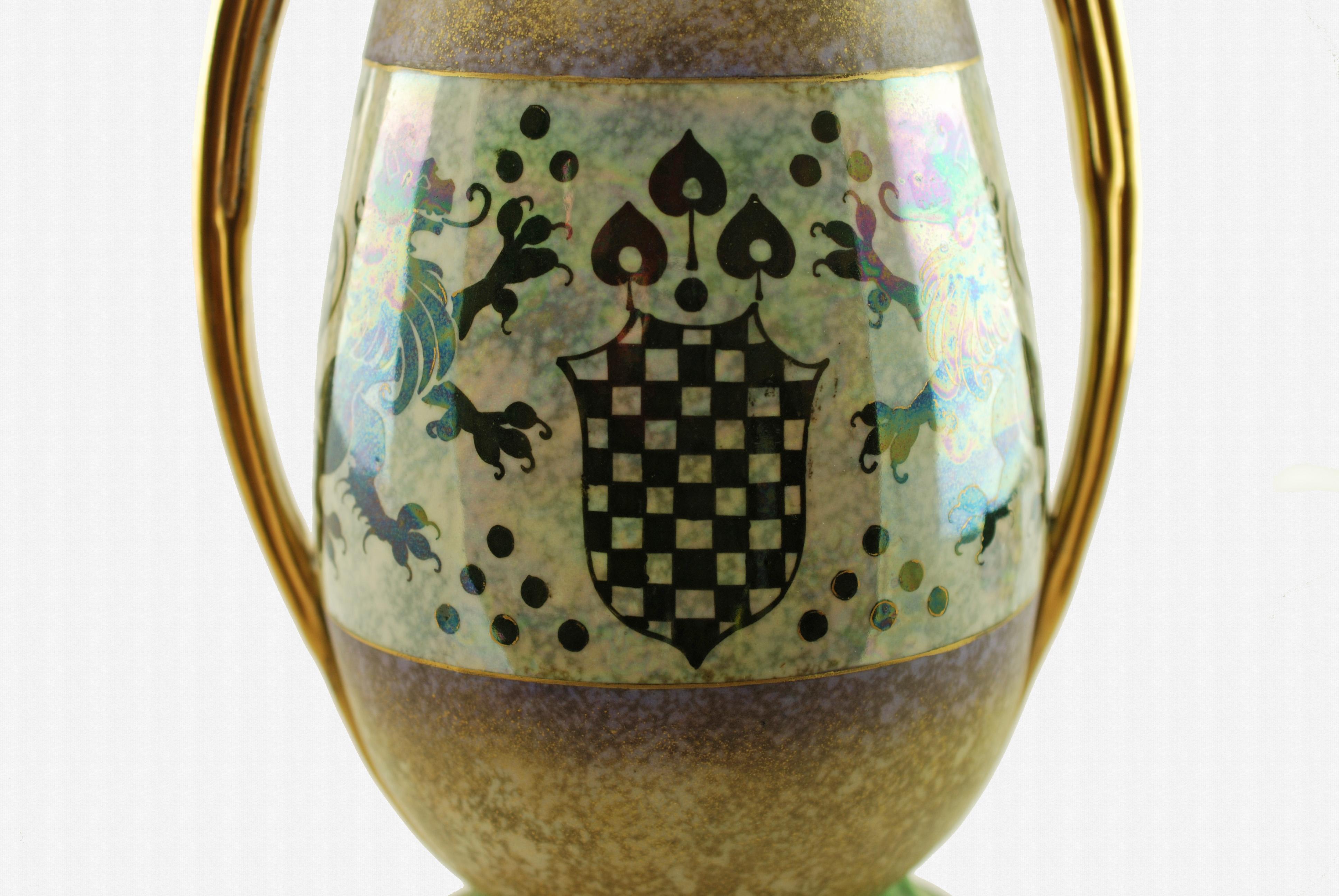 Riessner & Kessel: Amphora Turn Teplitz-Vase mit zwei Henkeln und irisierter Glasur (Glasiert) im Angebot