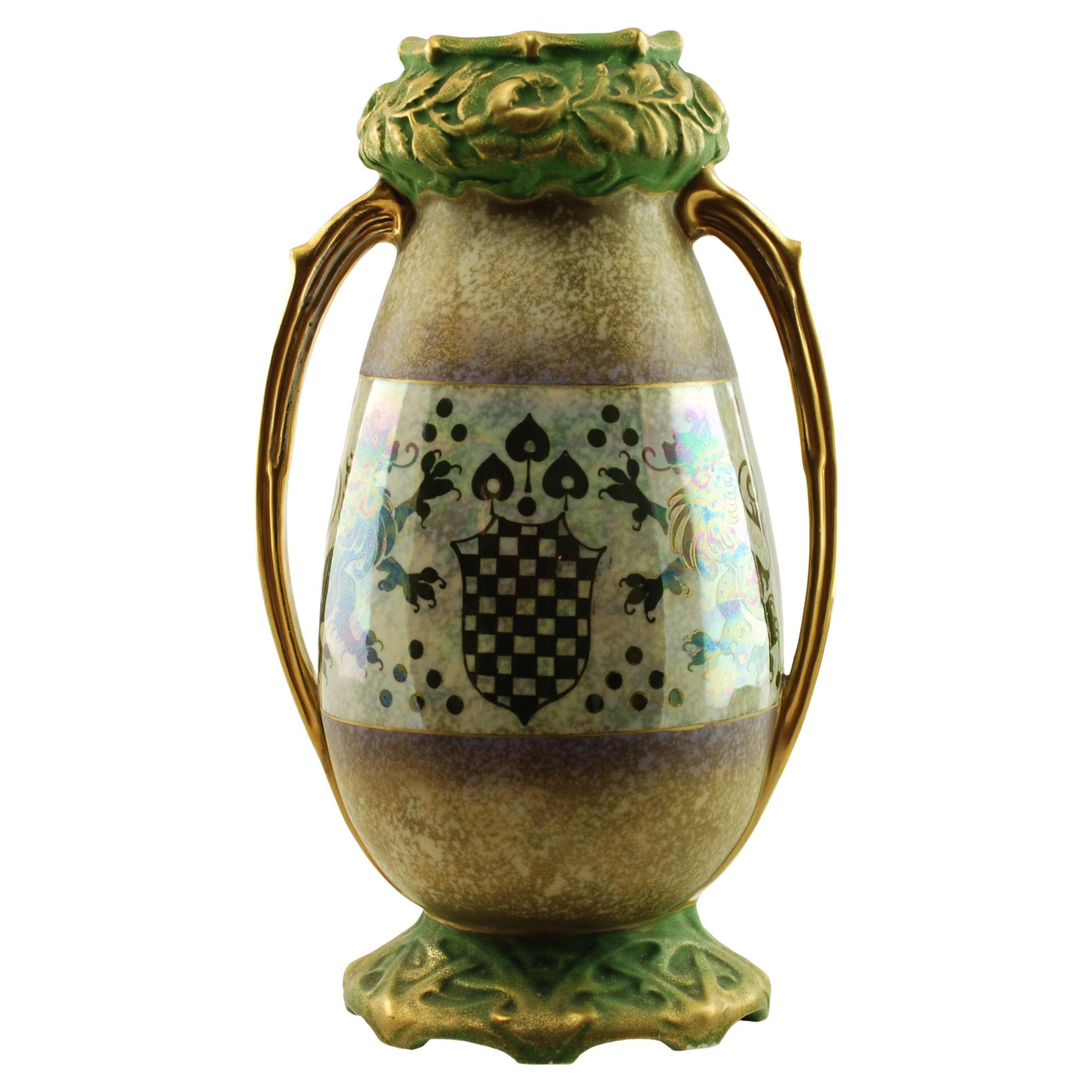 Riessner & Kessel: Amphora Turn Teplitz-Vase mit zwei Henkeln und irisierter Glasur