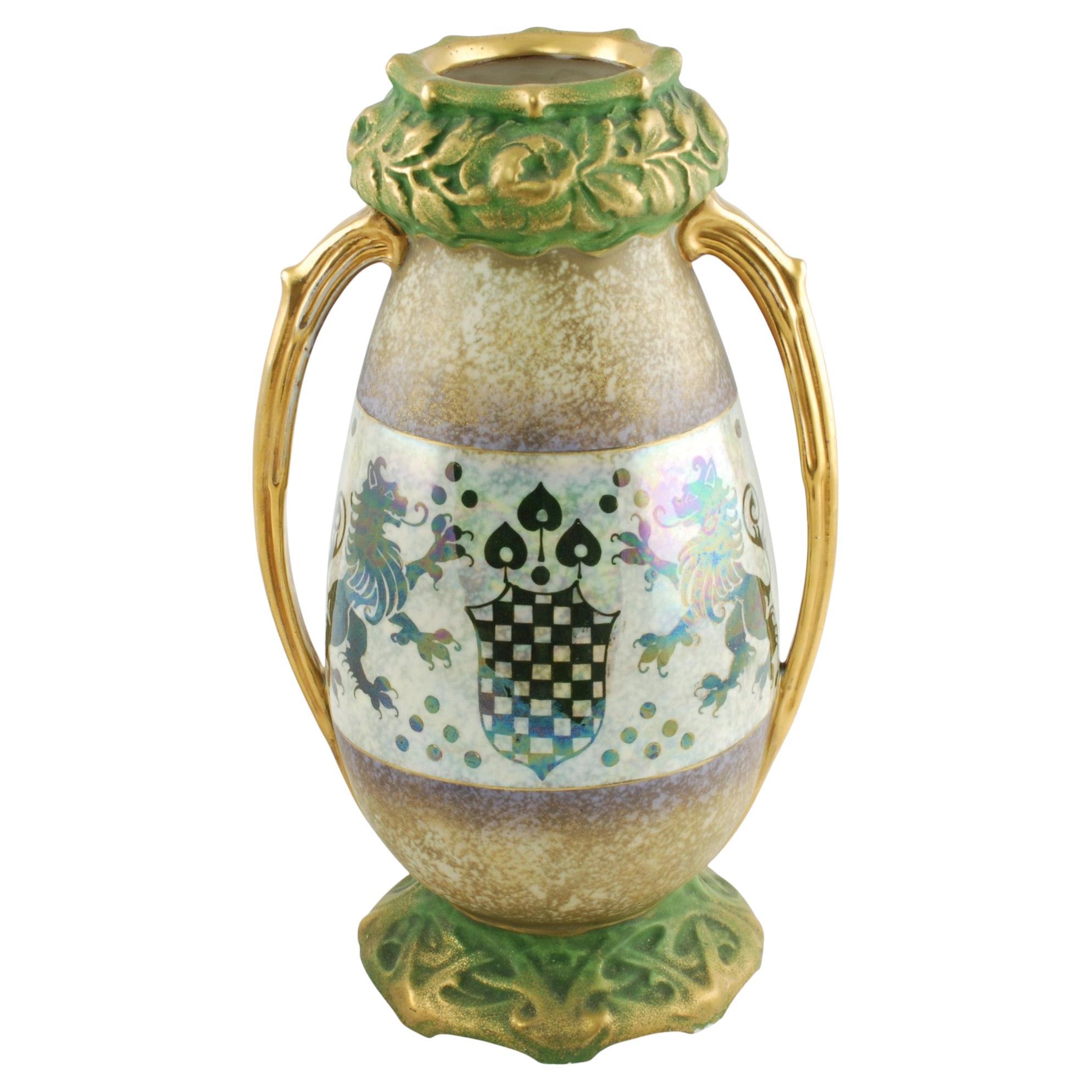 Riessner & Kessel: Amphora Turn Teplitz-Vase mit zwei Henkeln und irisierter Glasur